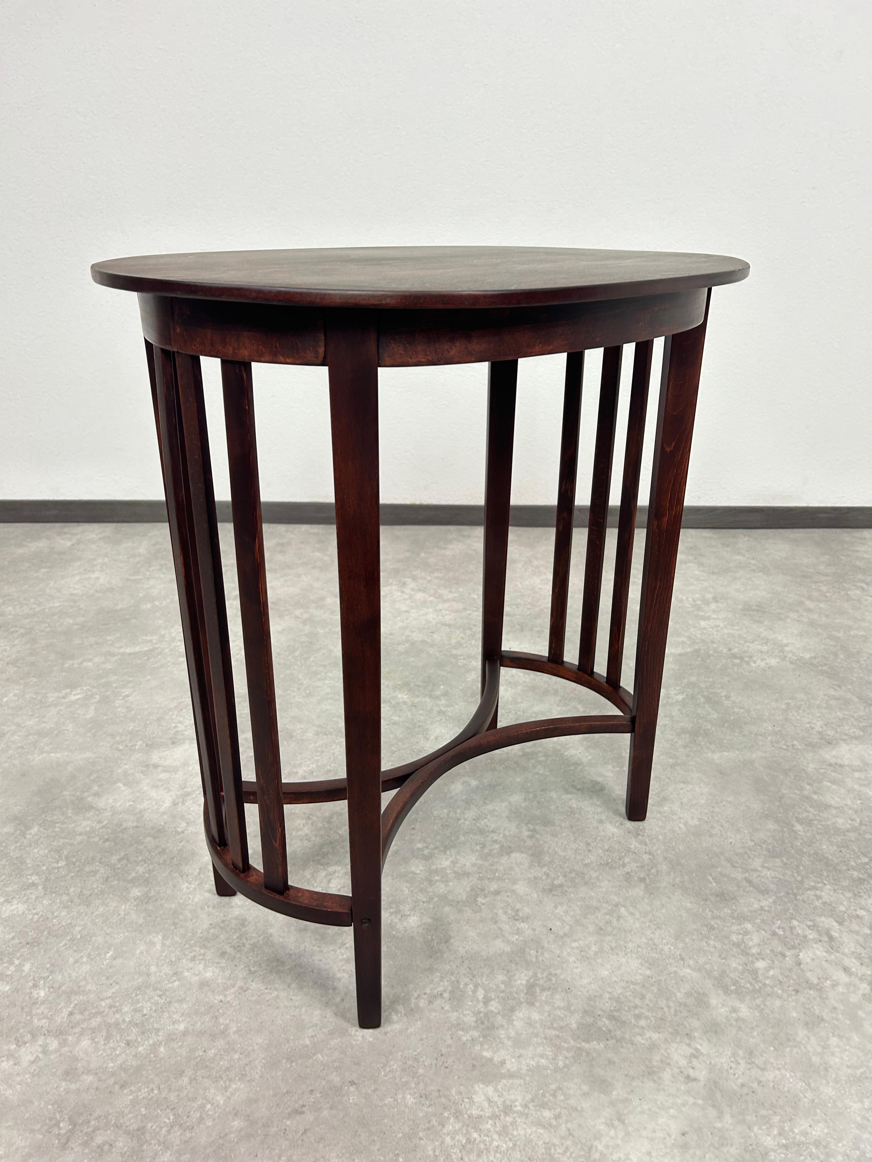 Early 20th Century Oval table by arch. Marcel Kammerer for Thonet For Sale
