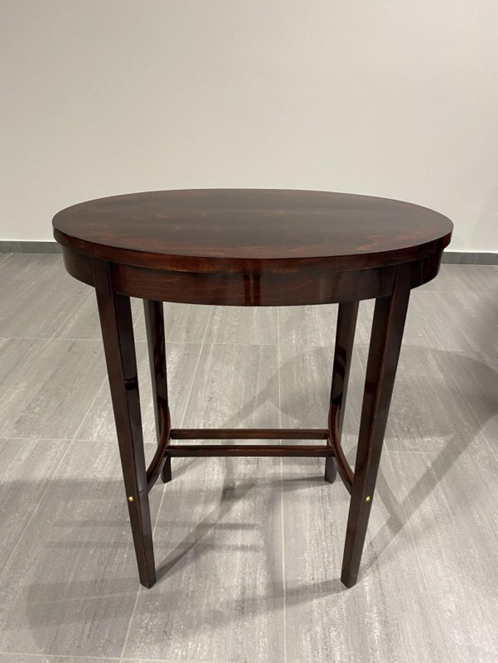 Ovaler Tisch von Josef Hoffmann für die Wiener Werkstätte. Professionell gebeizt und neu poliert.