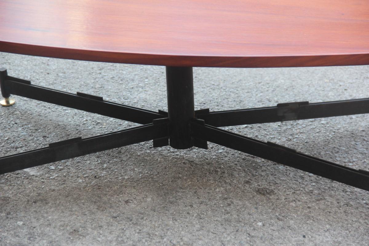 Ovaler Tisch Kaffee Eisen Holzplatte Messing Füße Mid-Century Modern 1950 Mahagoni.