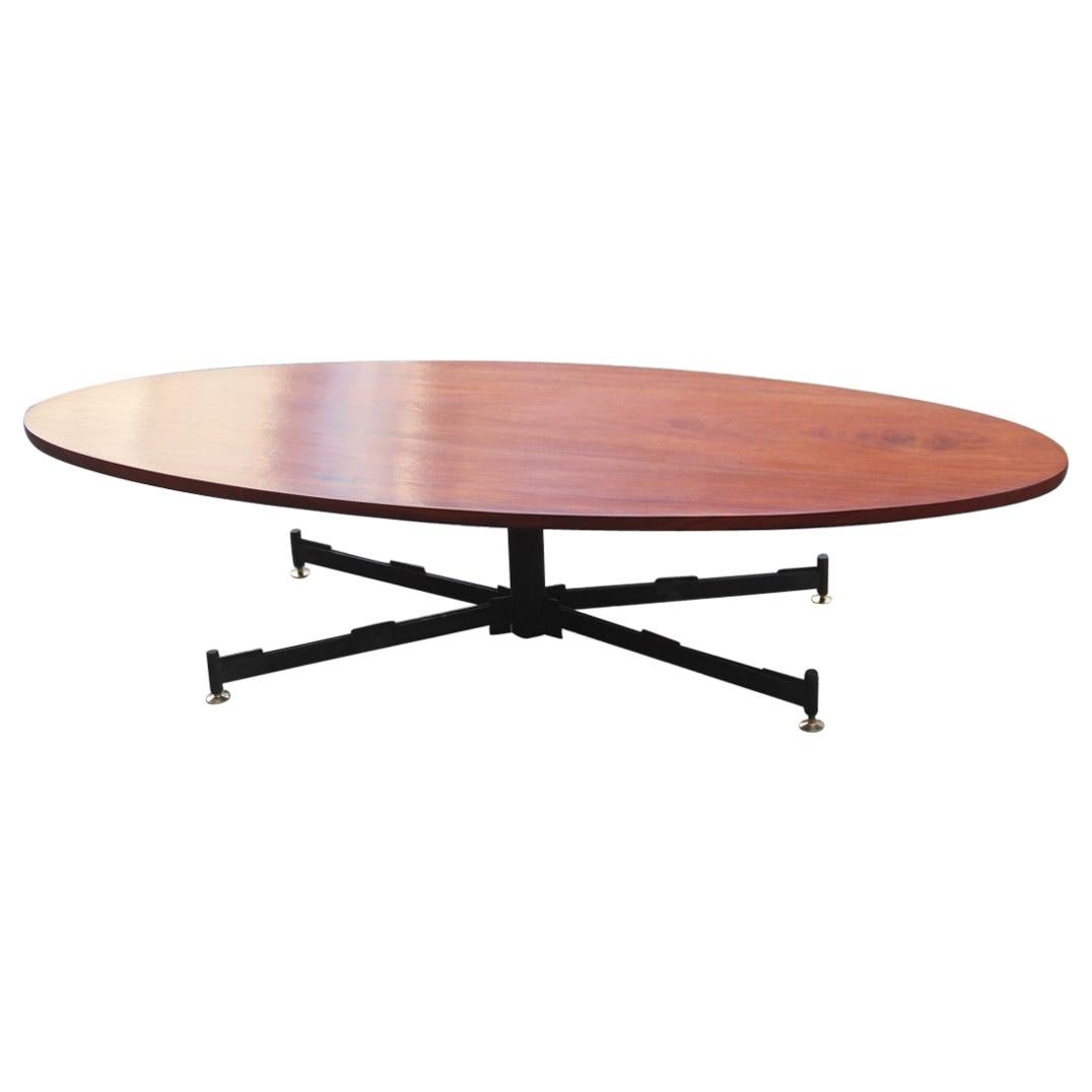 Table basse ovale moderne mi-siècle en acajou avec plateau en bois et pieds en laiton, 1950 en vente