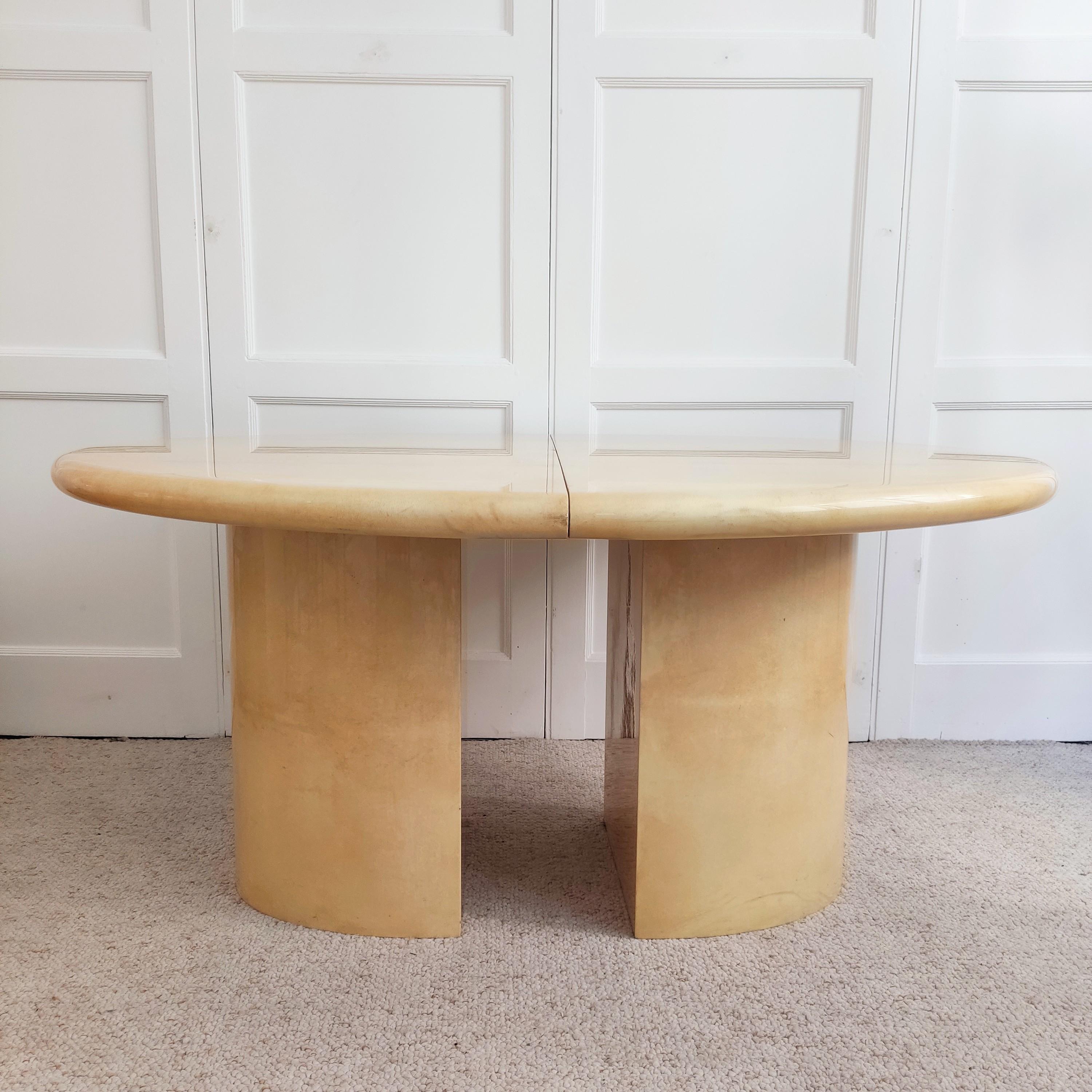 Mesa ovalada de cuero barnizado color crema - Italia 1960 en venta 3