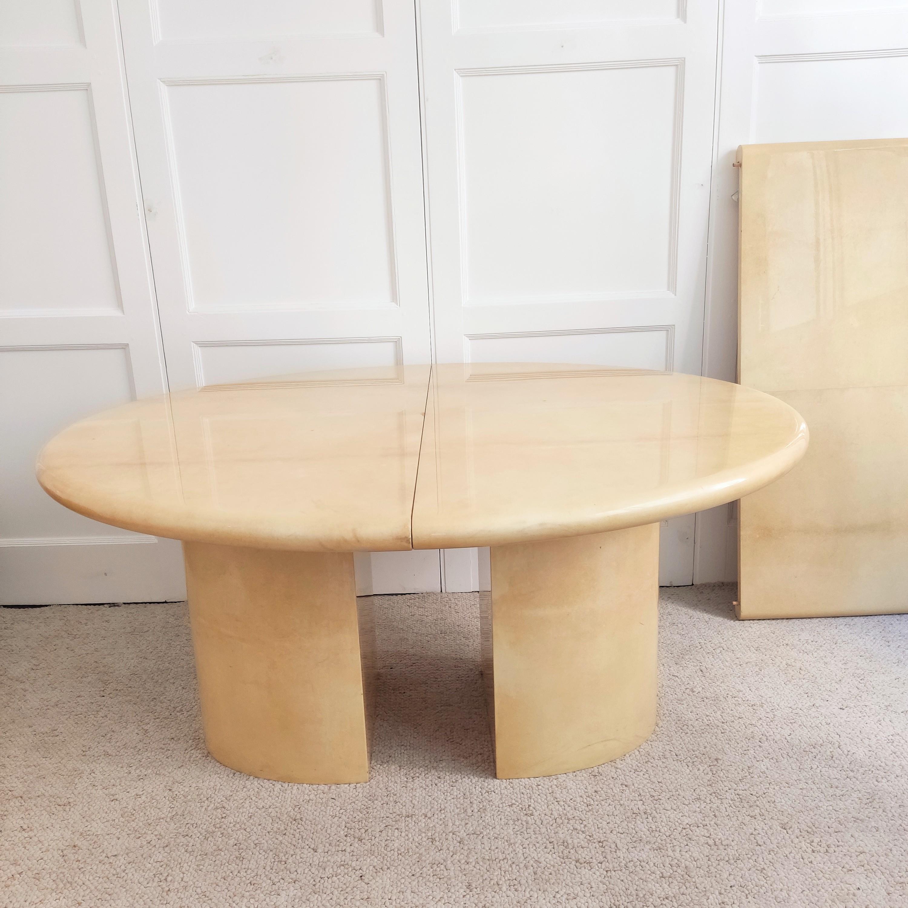 Mesa ovalada de cuero barnizado color crema - Italia 1960 Italiano en venta