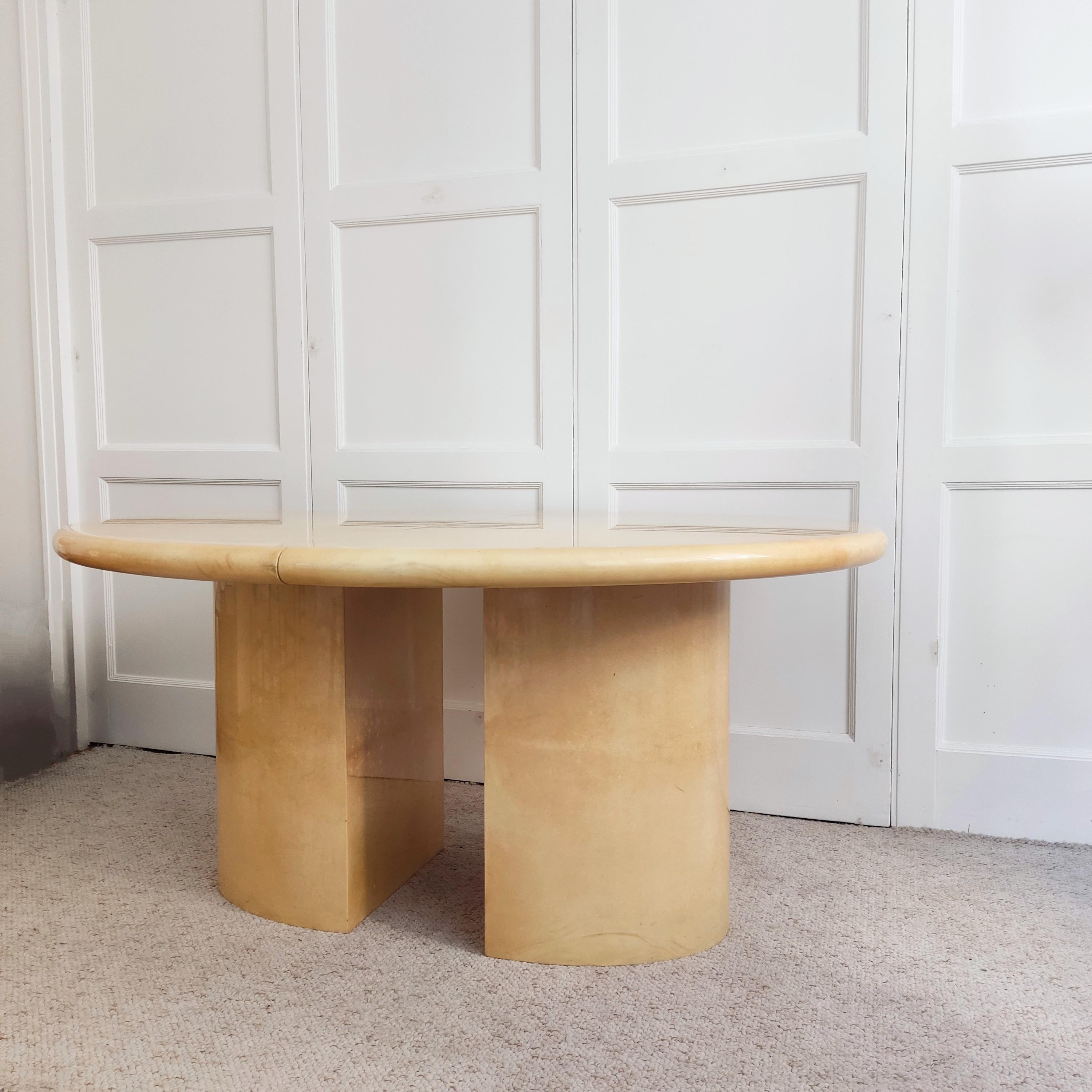 Mesa ovalada de cuero barnizado color crema - Italia 1960 en Bastante bueno estado para la venta en Paris, FR