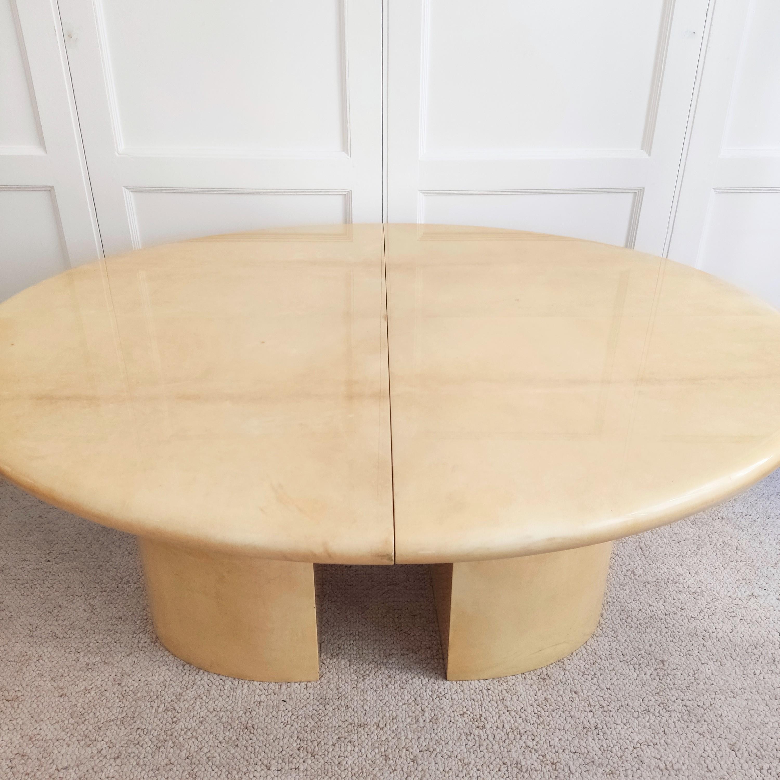 Mesa ovalada de cuero barnizado color crema - Italia 1960 Cuero en venta
