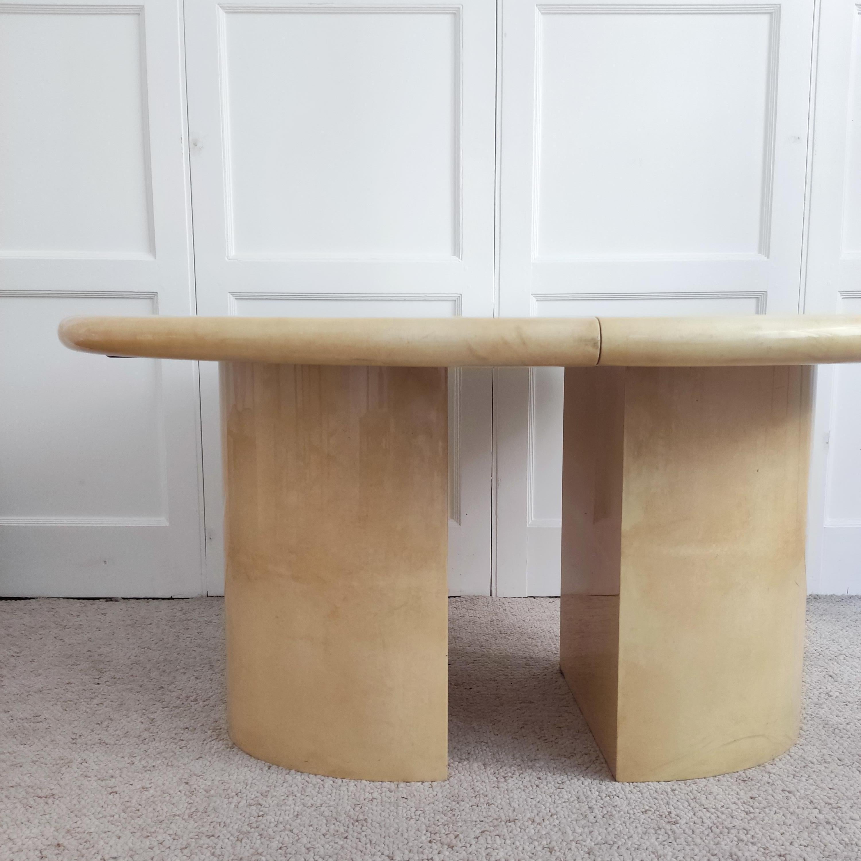 Mesa ovalada de cuero barnizado color crema - Italia 1960 en venta 1