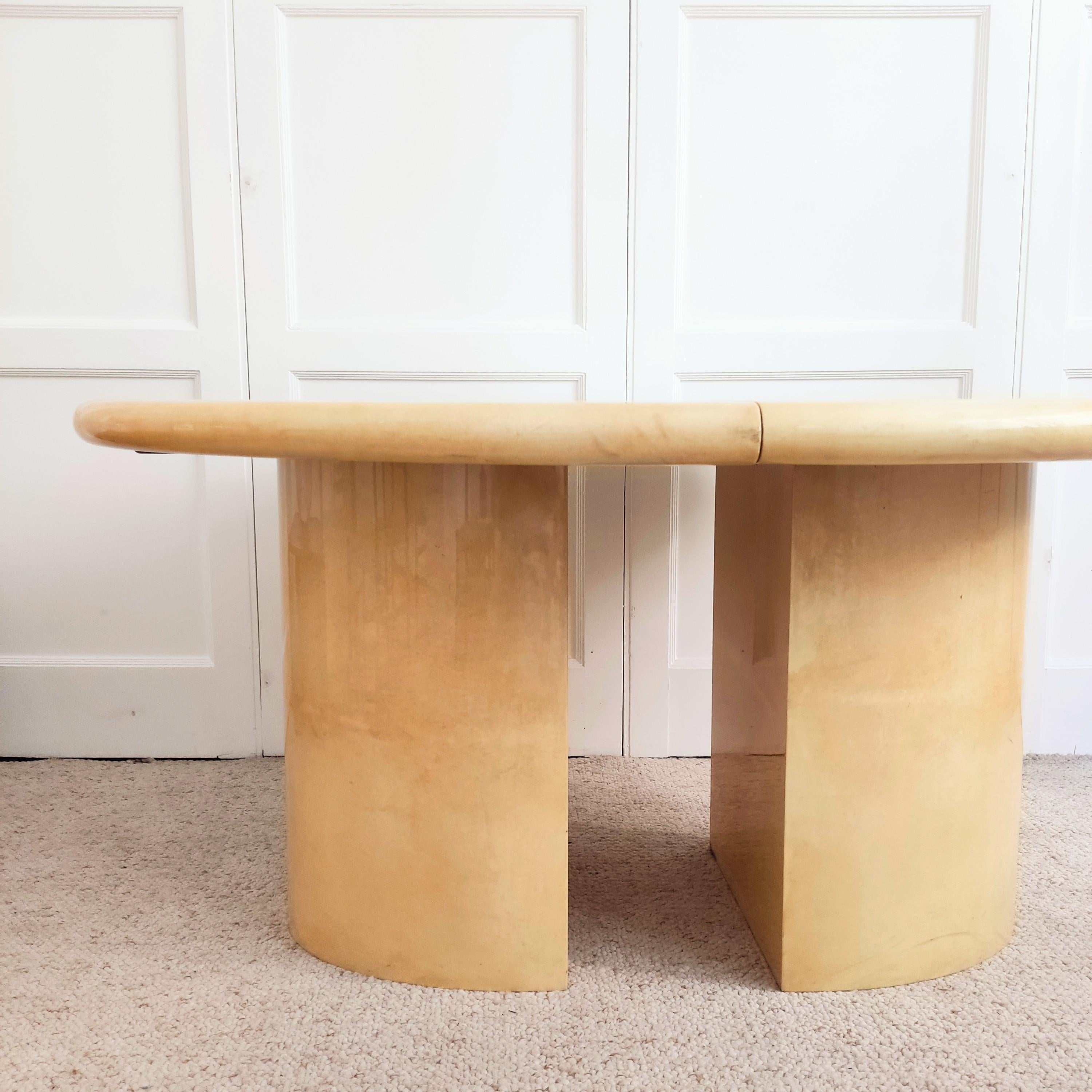 Mesa ovalada de cuero barnizado color crema - Italia 1960 en venta 2