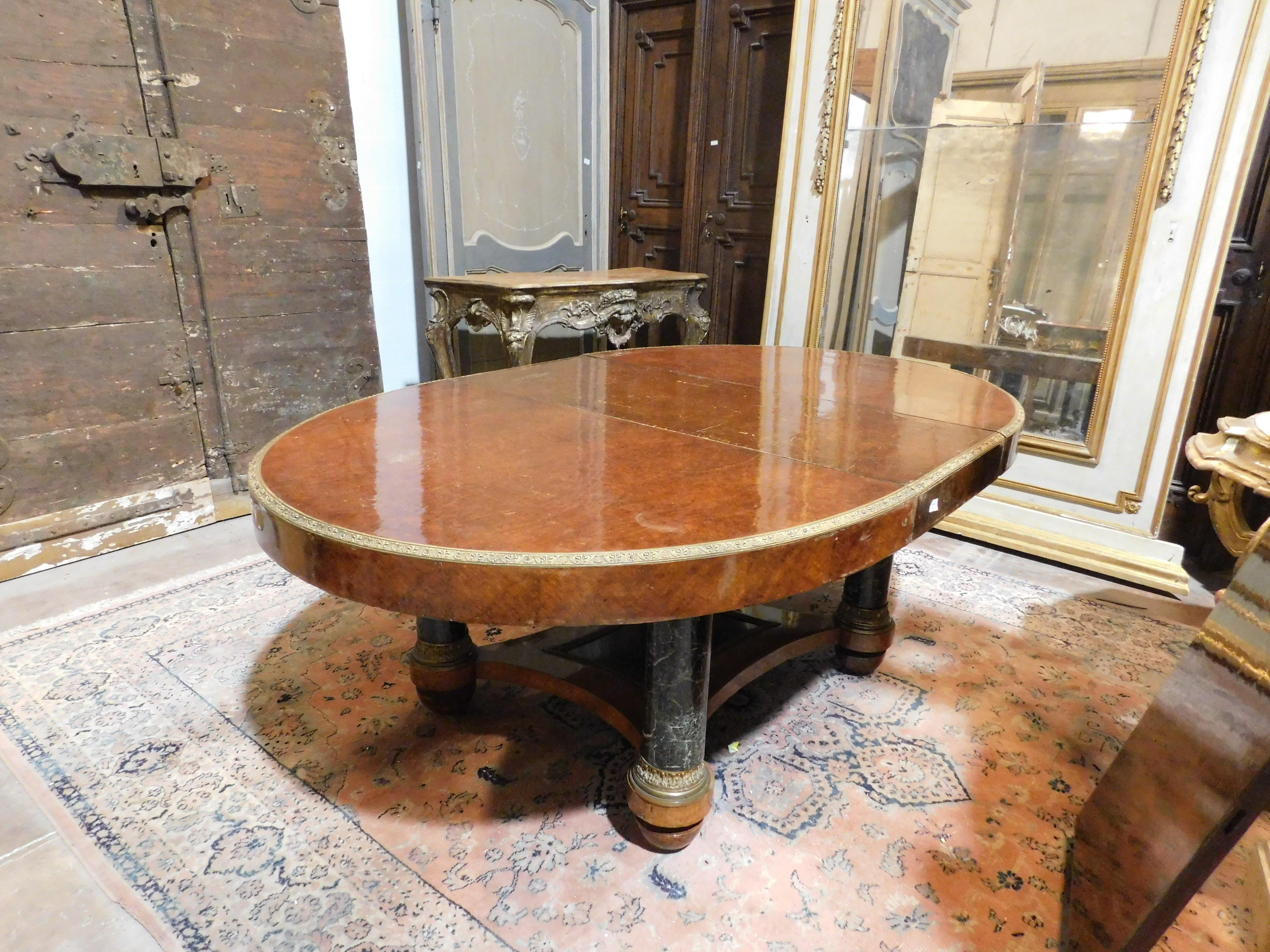 Oval table in inlaid wood, lacquered legs in imitation Verde Alpi marble, Italy In Good Condition For Sale In Cuneo, Italy (CN)