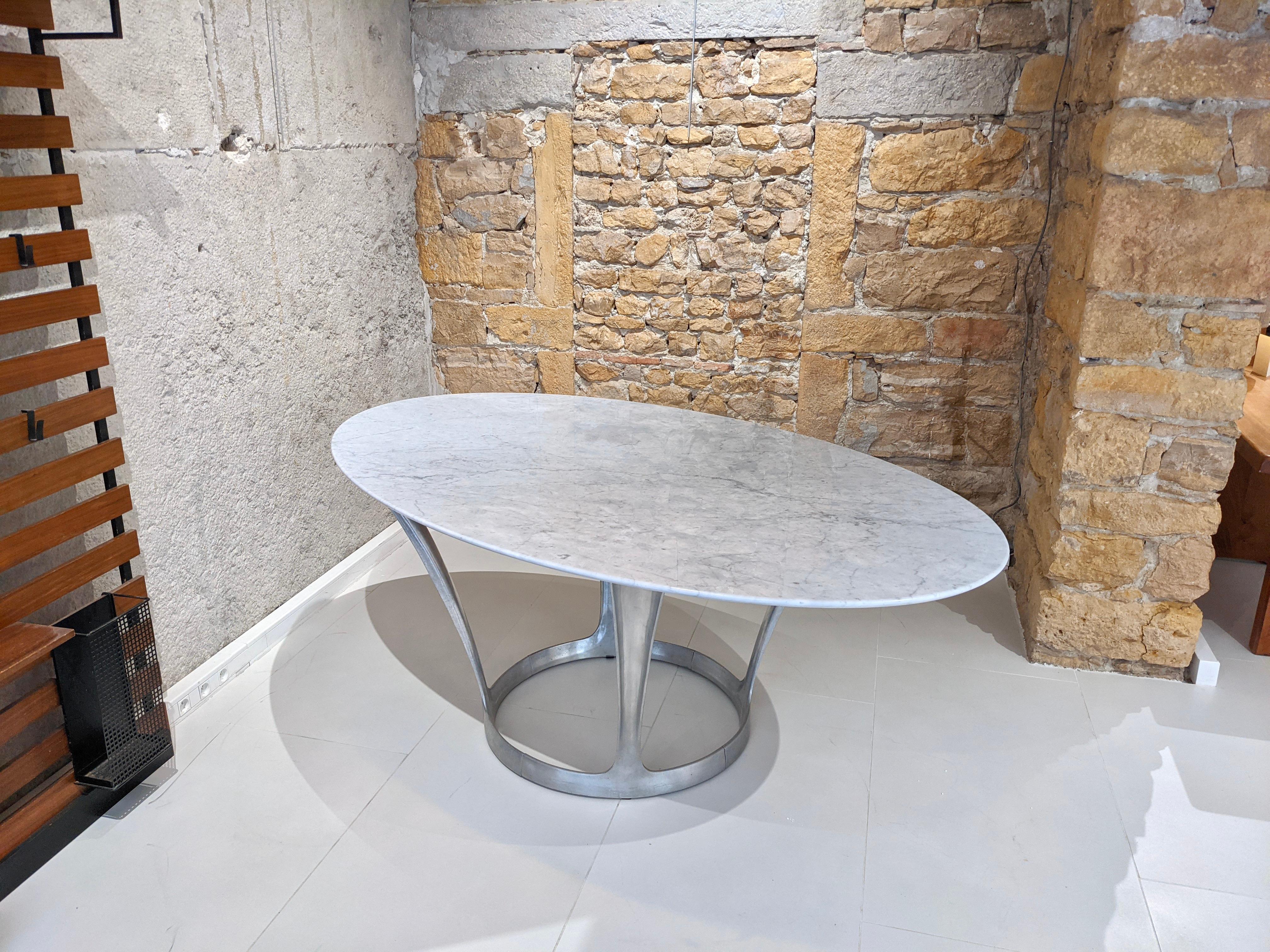 Oval table in marble by Michel Charron. Die-cast aluminium feet base, 1970s. Very good condition.
  