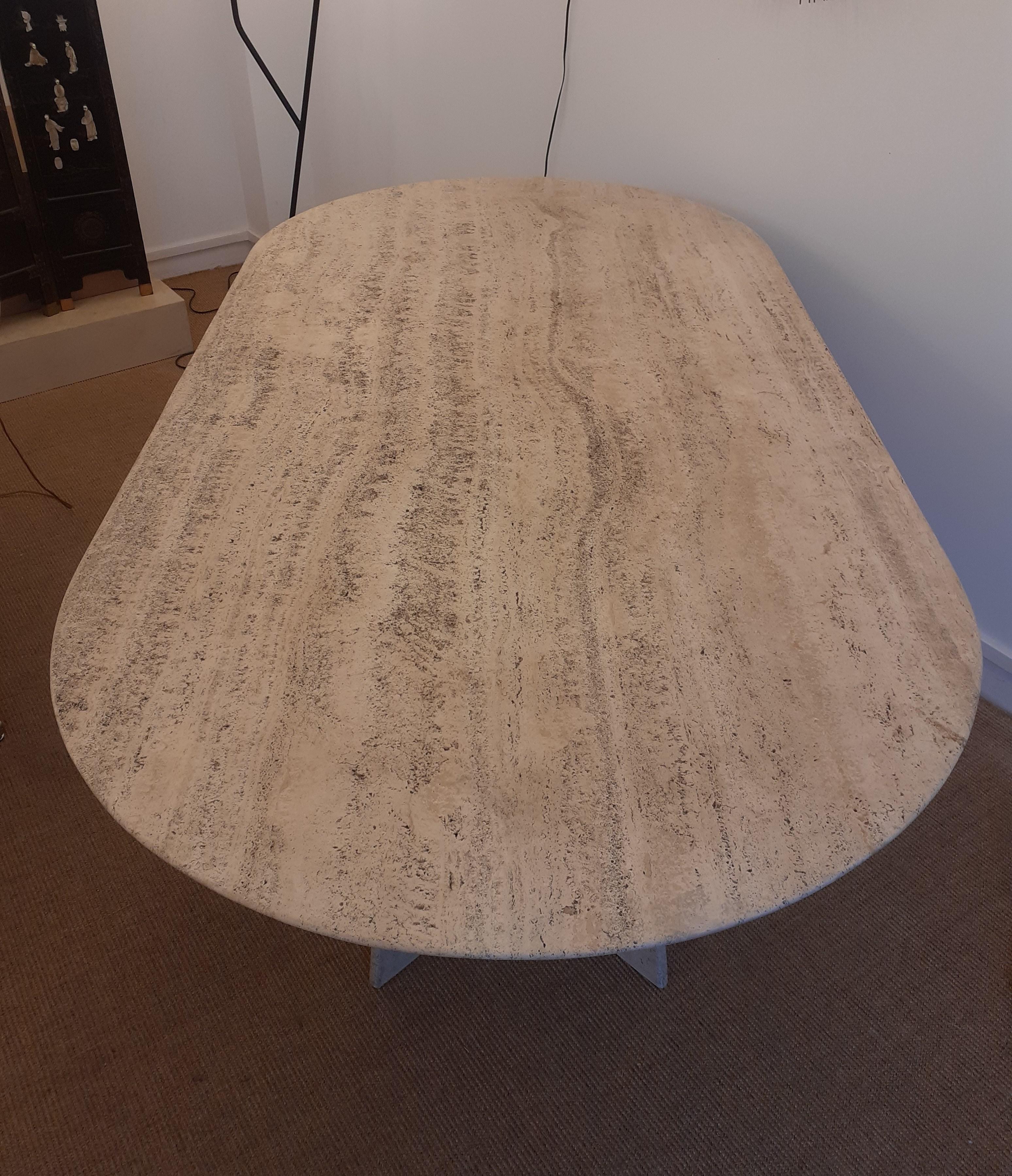 Oval table in natural travertine,
composed of 2 travertine legs joined by a rectangular travertine base, on which is placed an oval-shaped and bevelled top in natural travertine.
Italian work by Artélano around 1980.
Very good original condition.