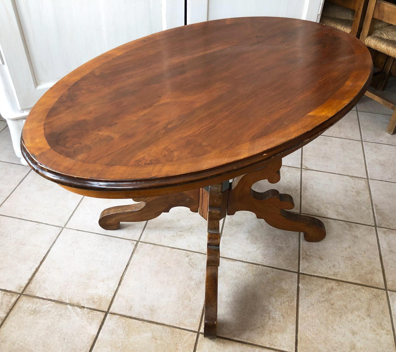 Oval table in walnut, from 1900, original Tuscan.
Veneered top, solid wood legs.
 
To find out the cost of transport to USA etc write a message indicating the delivery city.