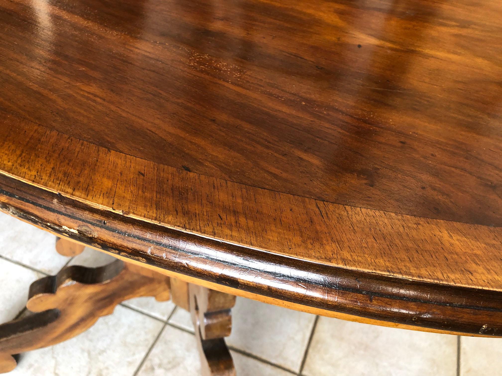 Oval Table in Walnut, from 1900, Original Tuscan Veneered Top, Solid Wood Legs In Good Condition In Buggiano, IT