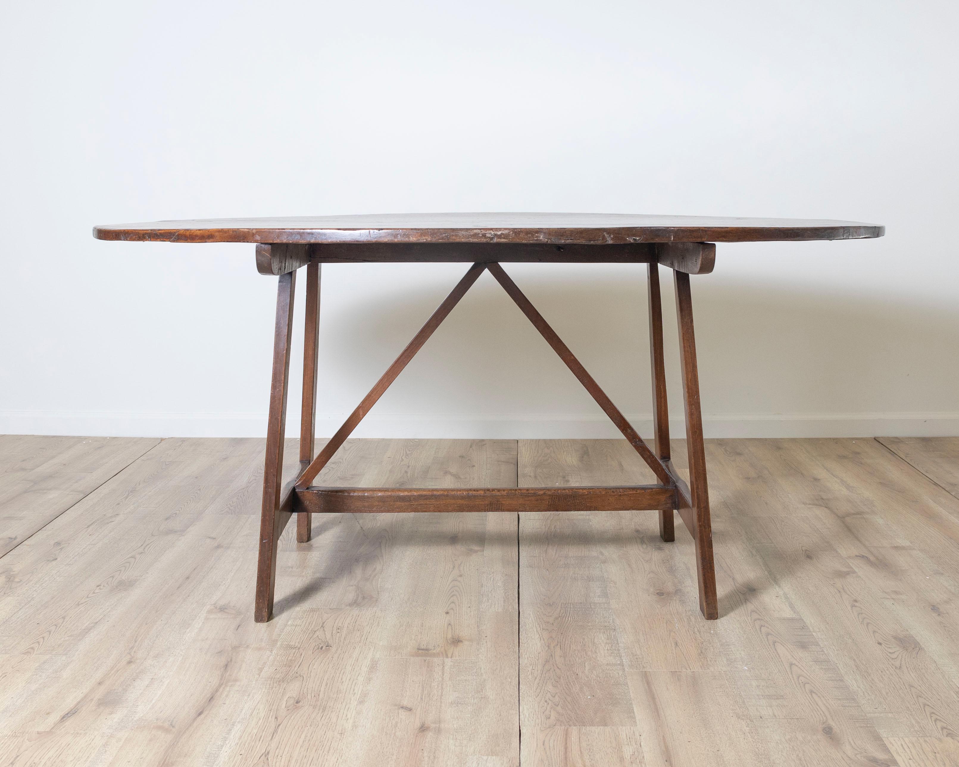 Oval Table In Walnut Wood In Good Condition For Sale In Atlanta, GA