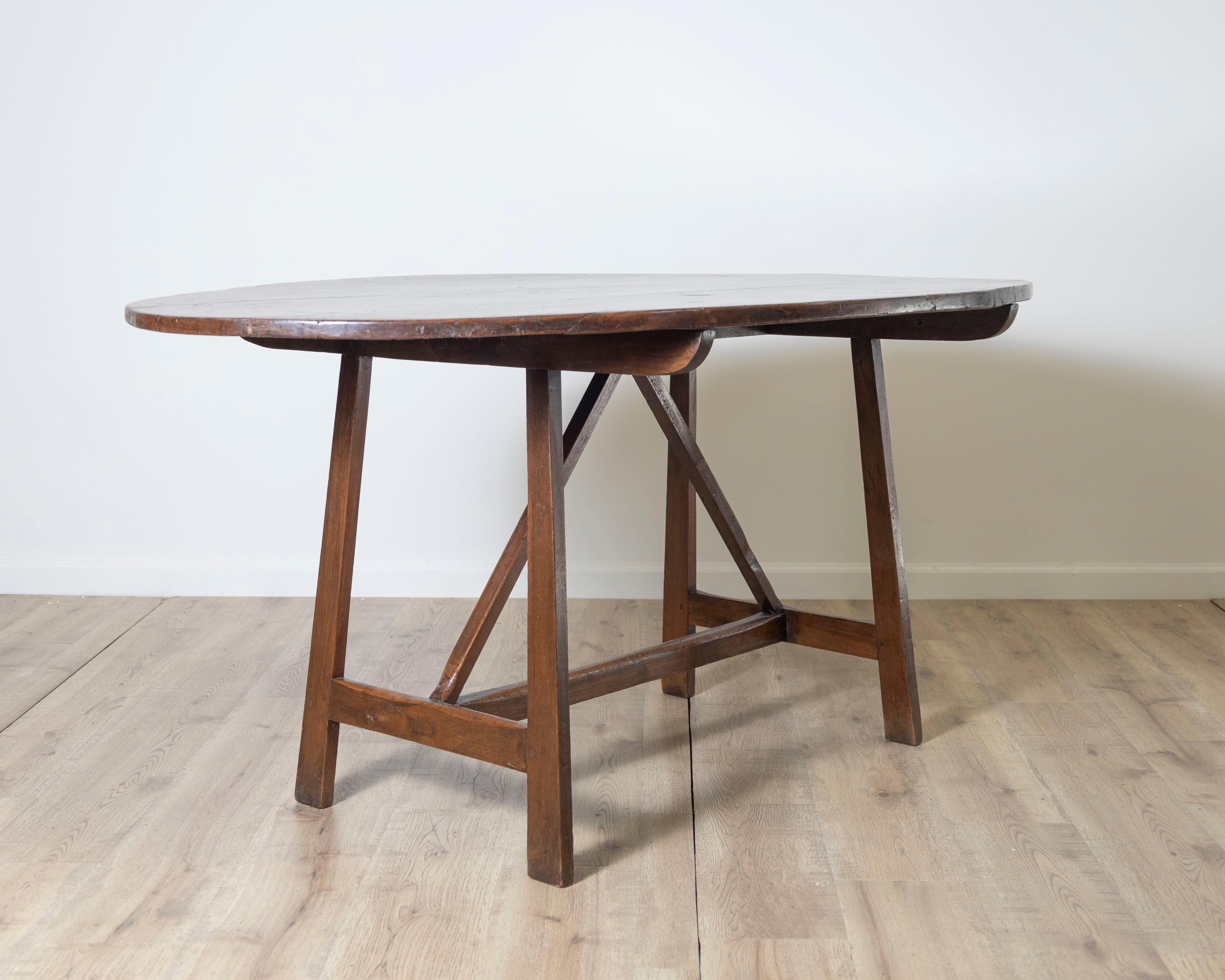Oval Table In Walnut Wood For Sale 1