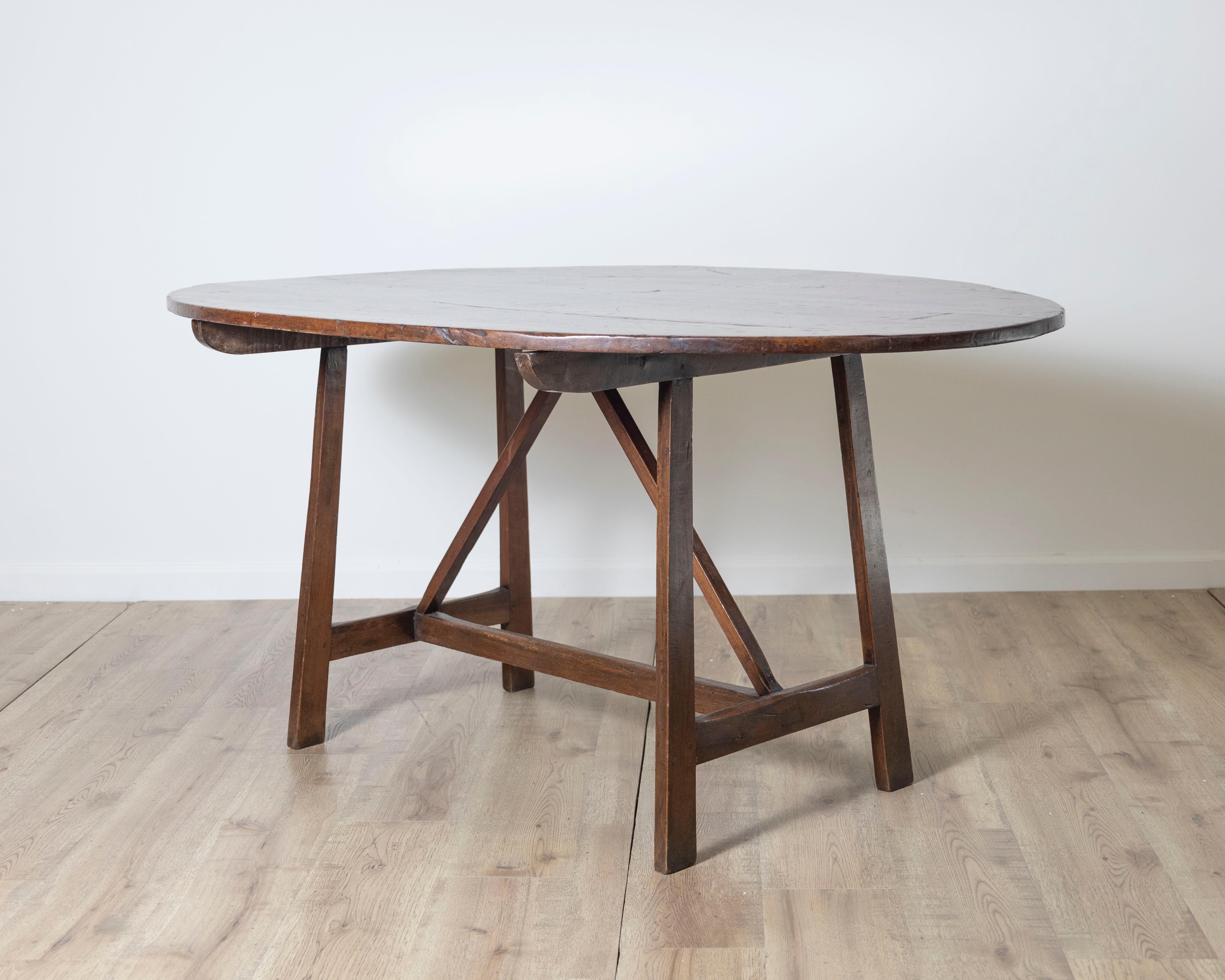 Oval Table In Walnut Wood For Sale 3