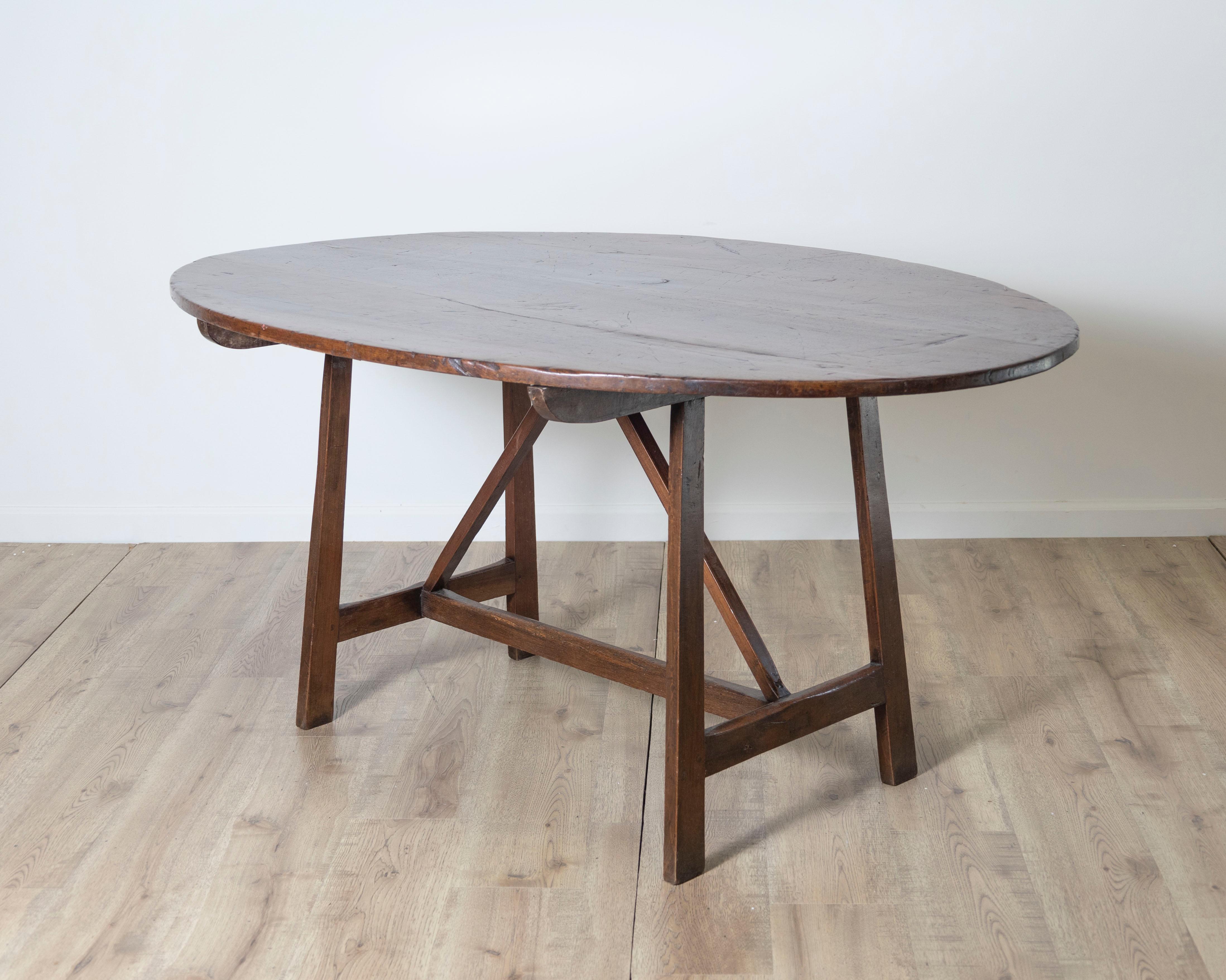 Oval Table In Walnut Wood For Sale 4