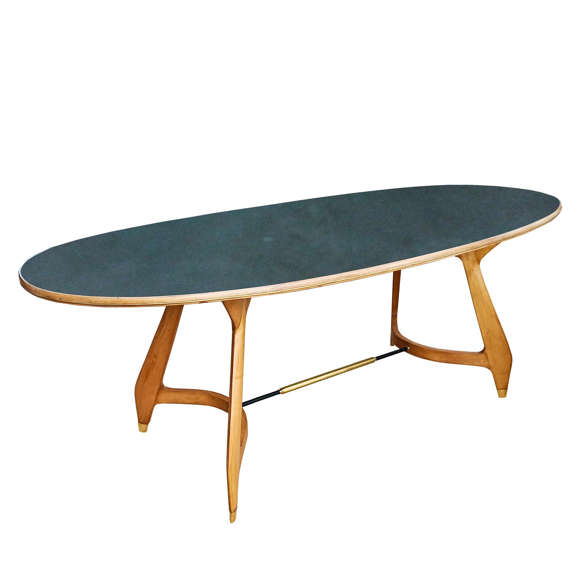 Table ovale avec structure en érable massif, pieds galbés reliés par un tube en laiton poli et acier noir, pieds en laiton, plateau en résine lapilli (résine de pierre volcanique) et bois agrémenté d'un filet en laiton.

Italie circa 1950