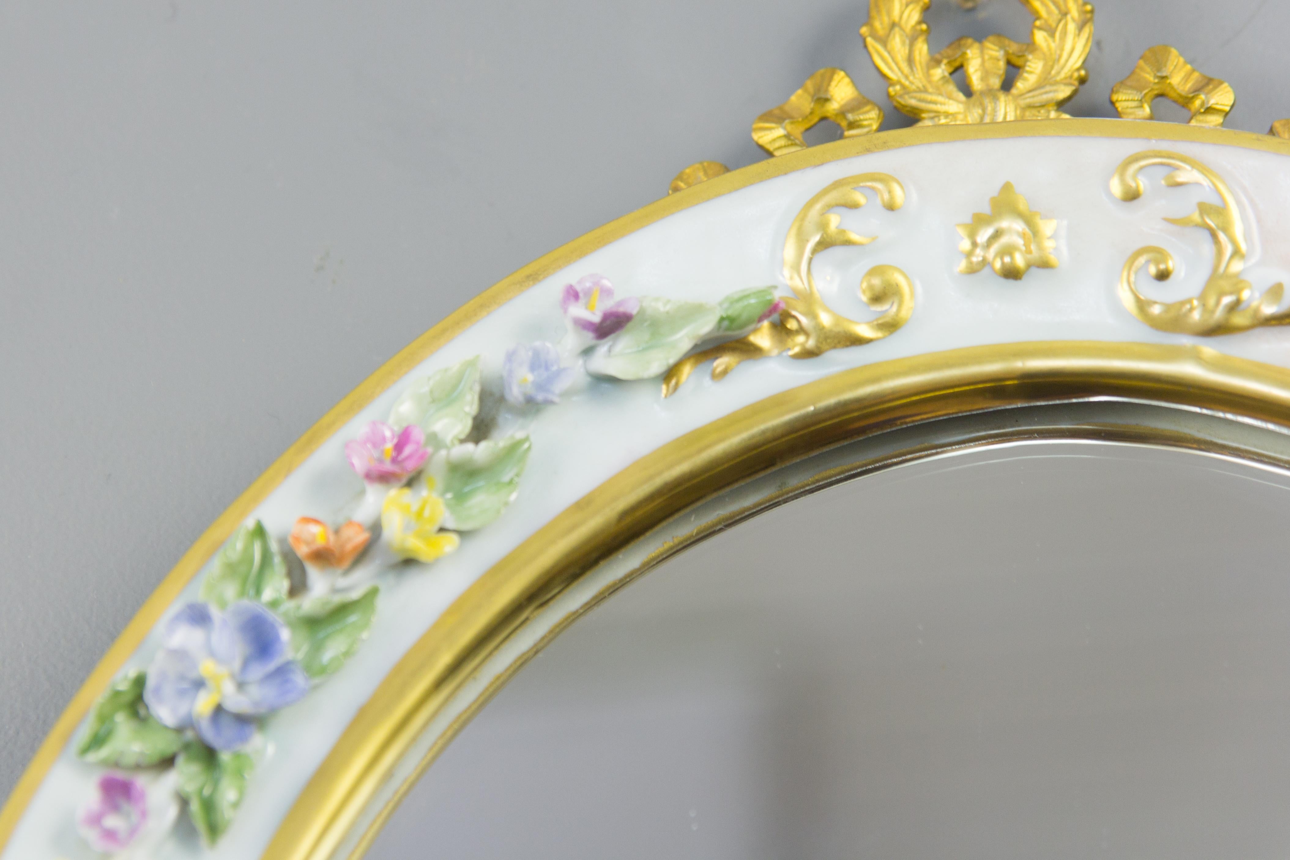 Espejo de mesa ovalado con marco de porcelana floral, Italia, años 50 en venta 8