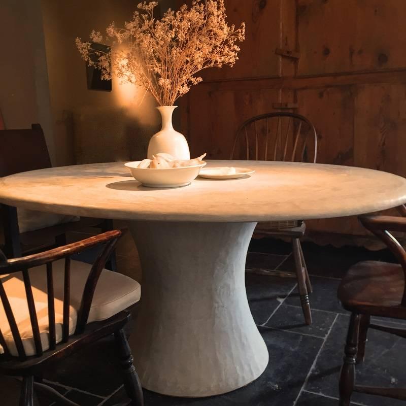 Ovaler Tisch Su aus versteinertem Marmorplaster  1 VON 2 KAUTIONEN FÜR KARIN (Handgefertigt) im Angebot