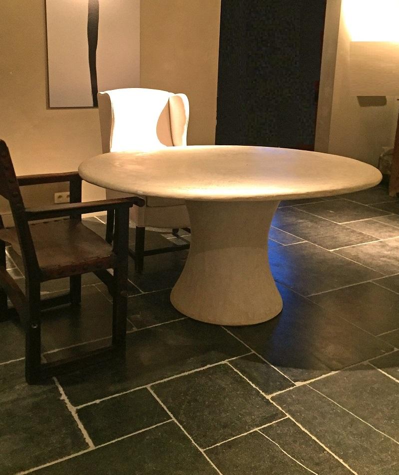 Ovaler ovaler Tisch Su aus versteinertem Marmorplaster (21. Jahrhundert und zeitgenössisch) im Angebot