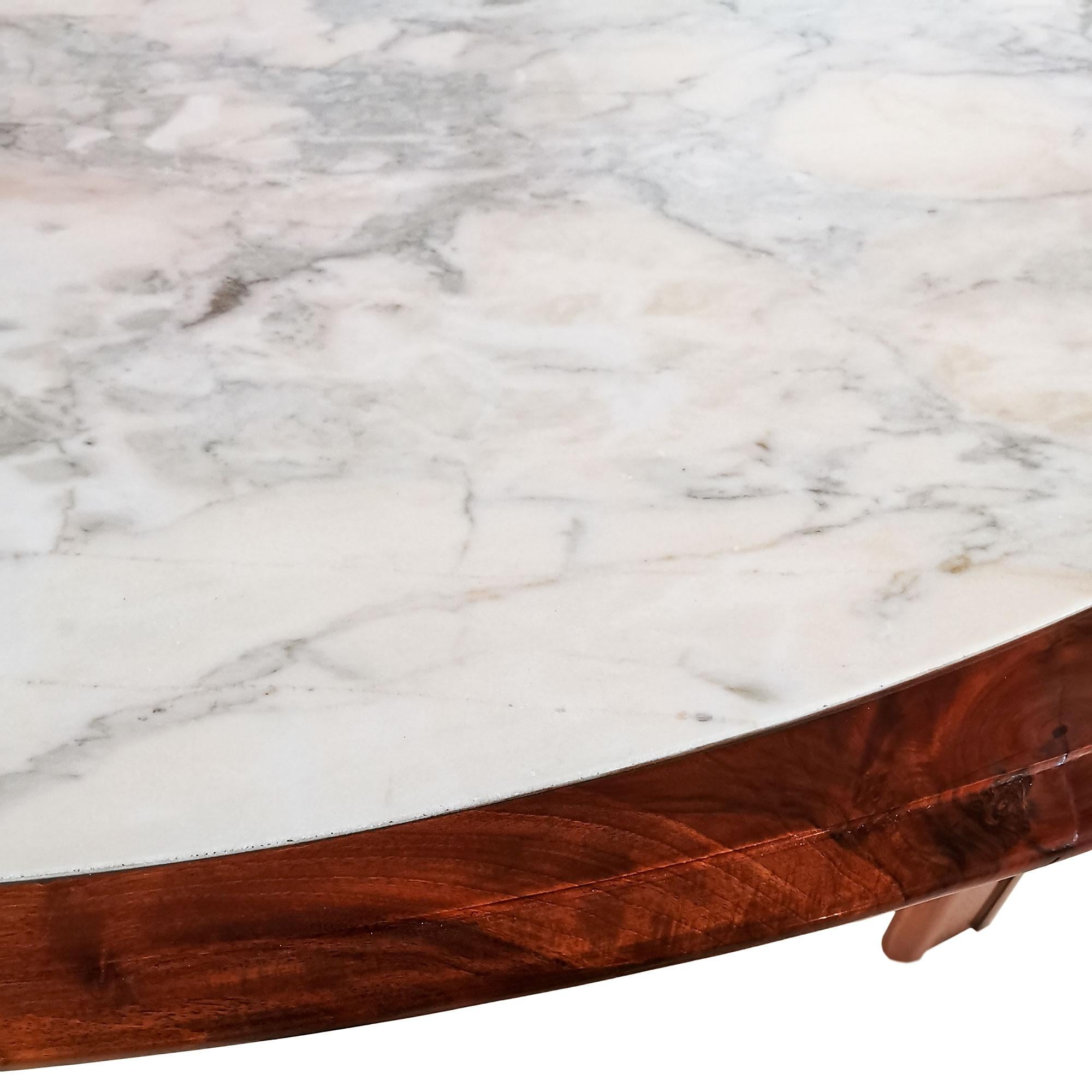 Marbre Table ovale moderne en noyer massif avec plateau en marbre, Italie, 1970 en vente