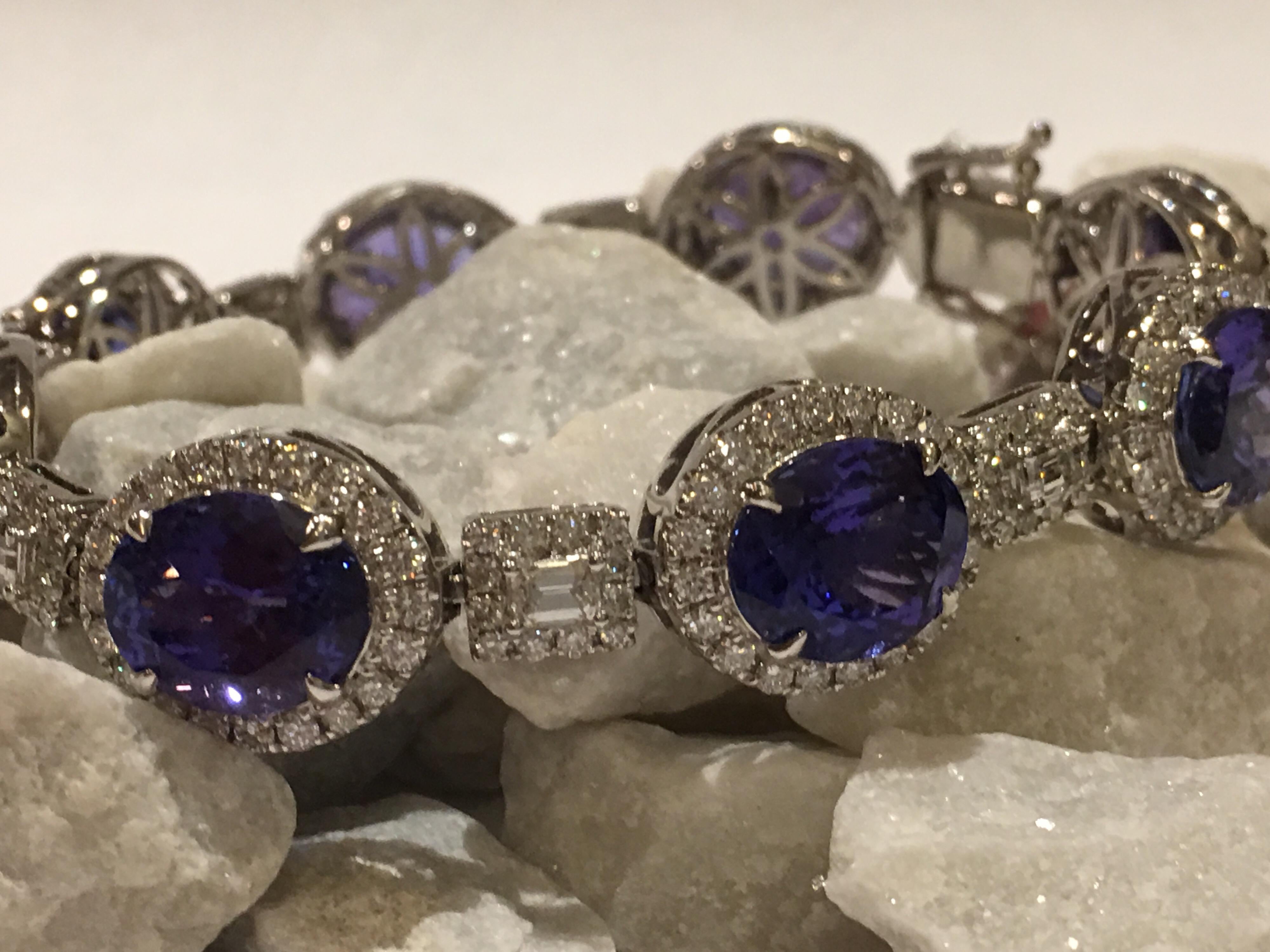 Oval Tanzanite 31.81 Carat and 5.37 Carat Bracelet Set in 18 Karat White Gold For Sale 4