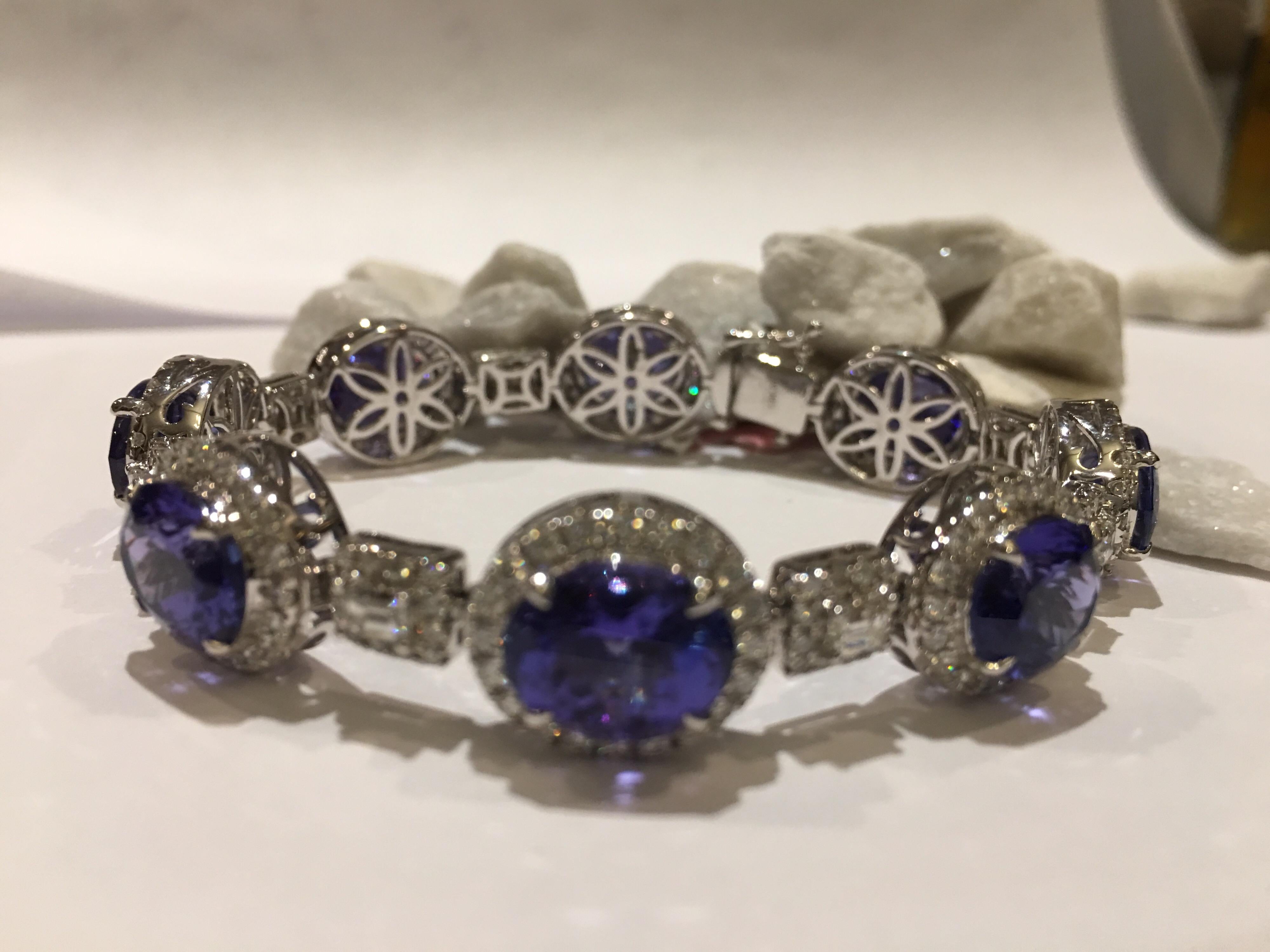 Oval Tanzanite 31.81 Carat and 5.37 Carat Bracelet Set in 18 Karat White Gold For Sale 5