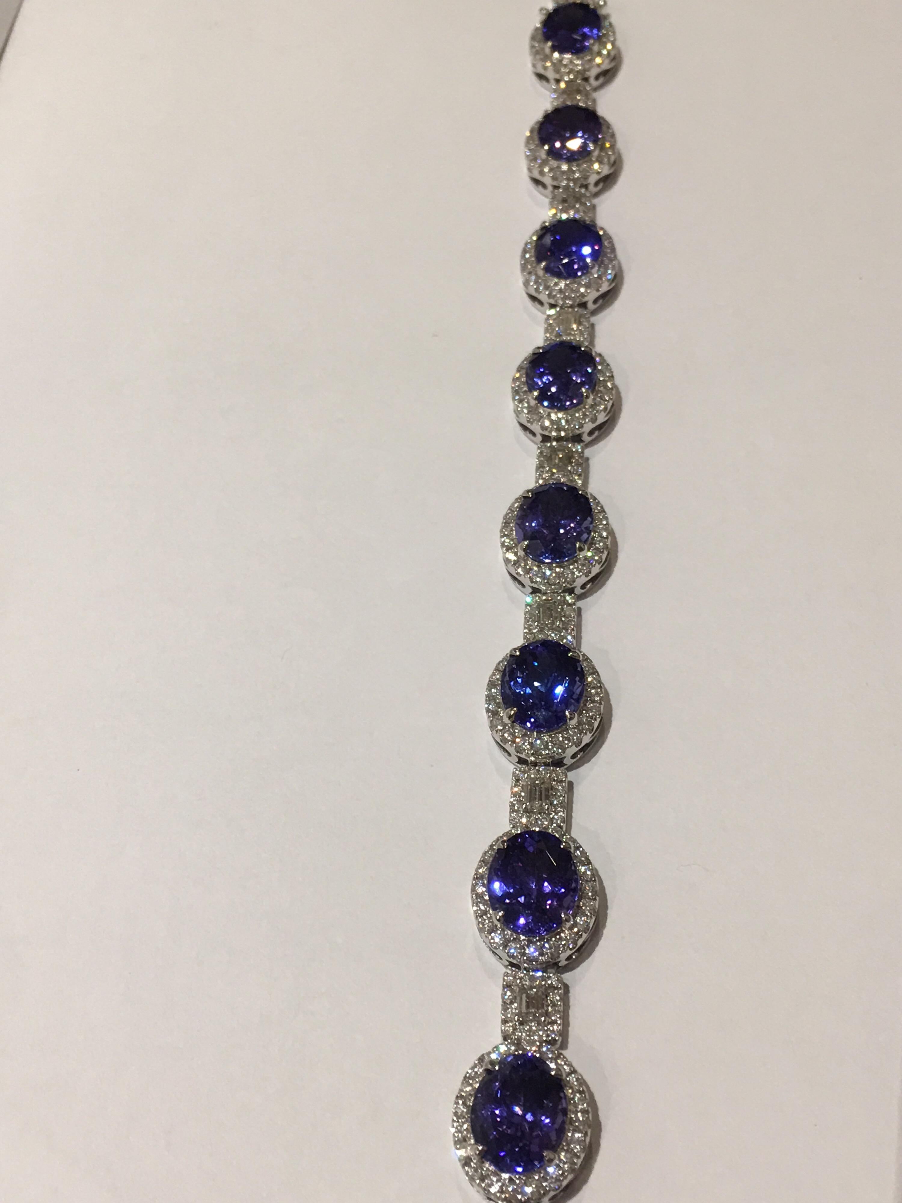 Alle angepassten AAA Royal Blue Ink Color Tanzanite sind handgefertigte Unikate.
Das Armband ist aus wunderschönen 31,81 Karat gefertigt  Tansanit und 5,37 Rund- und Smaragdschliff dazwischen.
Das Armband ist aus 18K Weißgold gefertigt.