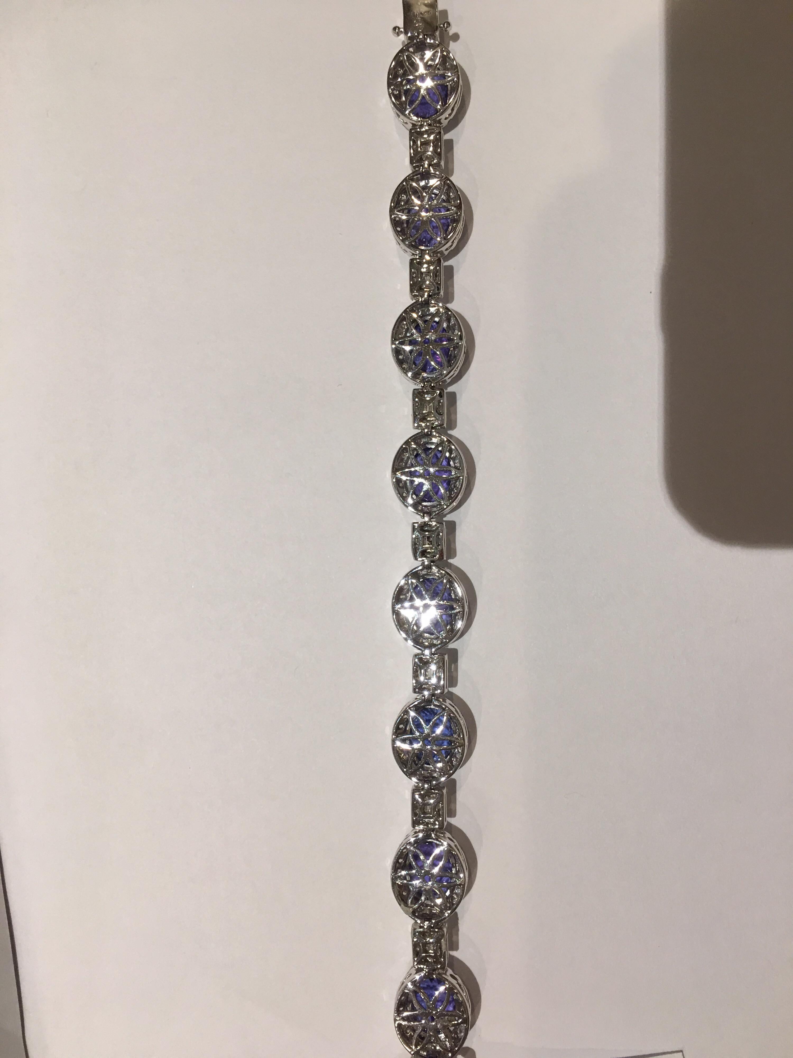 Taglio ovale Bracciale ovale con tanzanite da 31,81 carati e 5,37 carati in oro bianco 18 carati in vendita