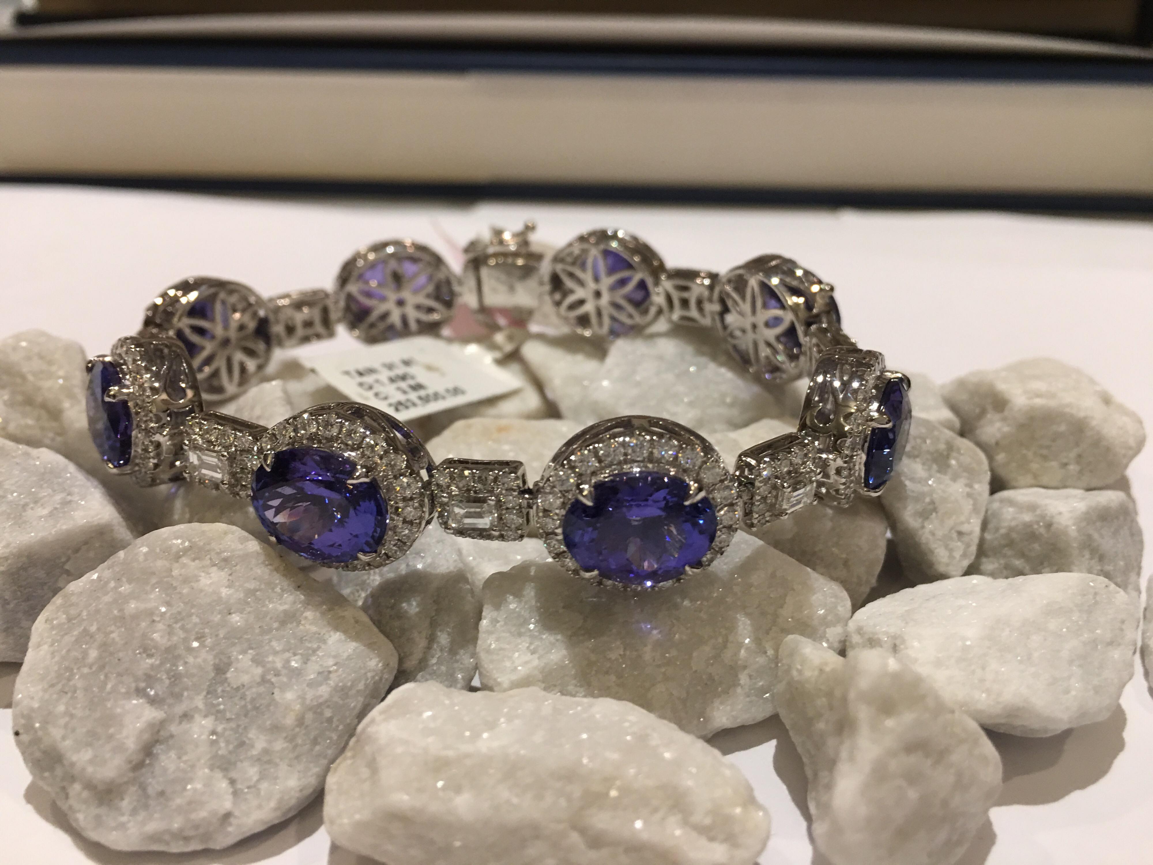 Oval Tanzanite 31.81 Carat and 5.37 Carat Bracelet Set in 18 Karat White Gold For Sale 2