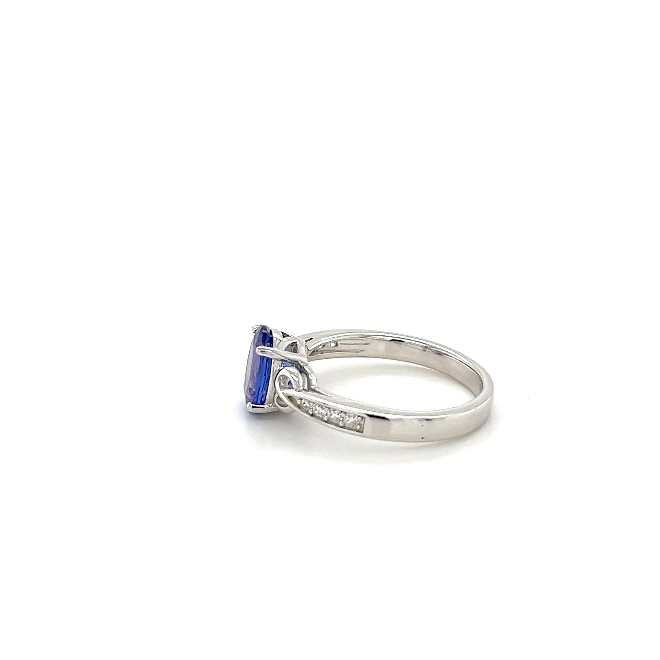 Oval Tanzanite and Cubic Zirconia Accent Ring in White Gold Cocktail Ring In New Condition For Sale In New York, NY