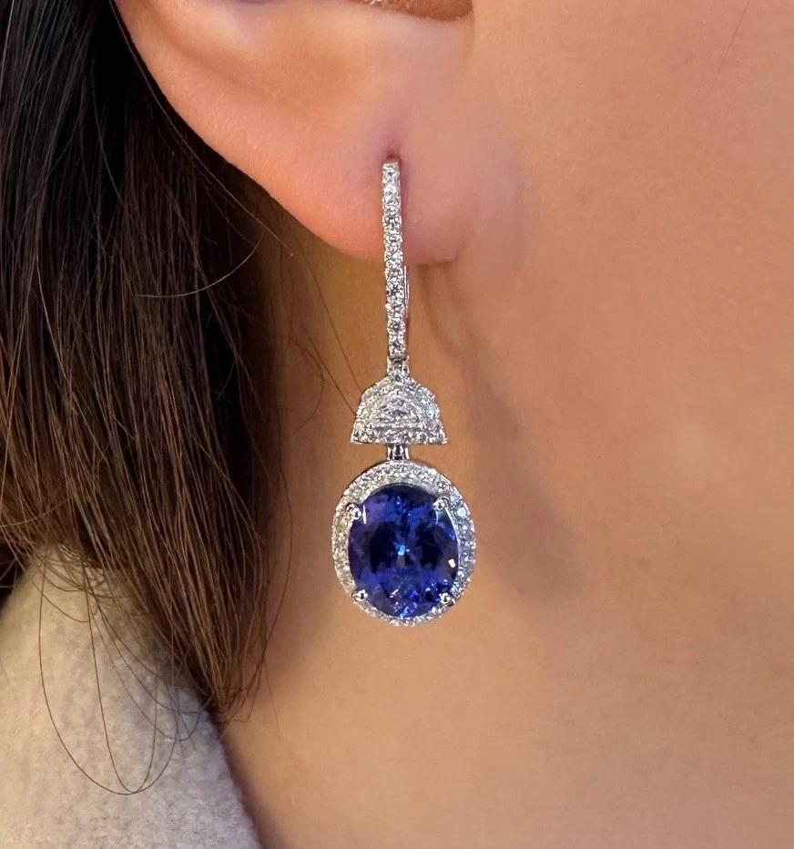 Orecchini pendenti con tanzanite ovale e diamanti in oro bianco 18 carati

Gli orecchini con diamanti e tanzanite presentano 2 tanzaniti dal taglio ovale del peso di 6,24 carati circondate da una fila di diamanti rotondi a brillante e sormontate da