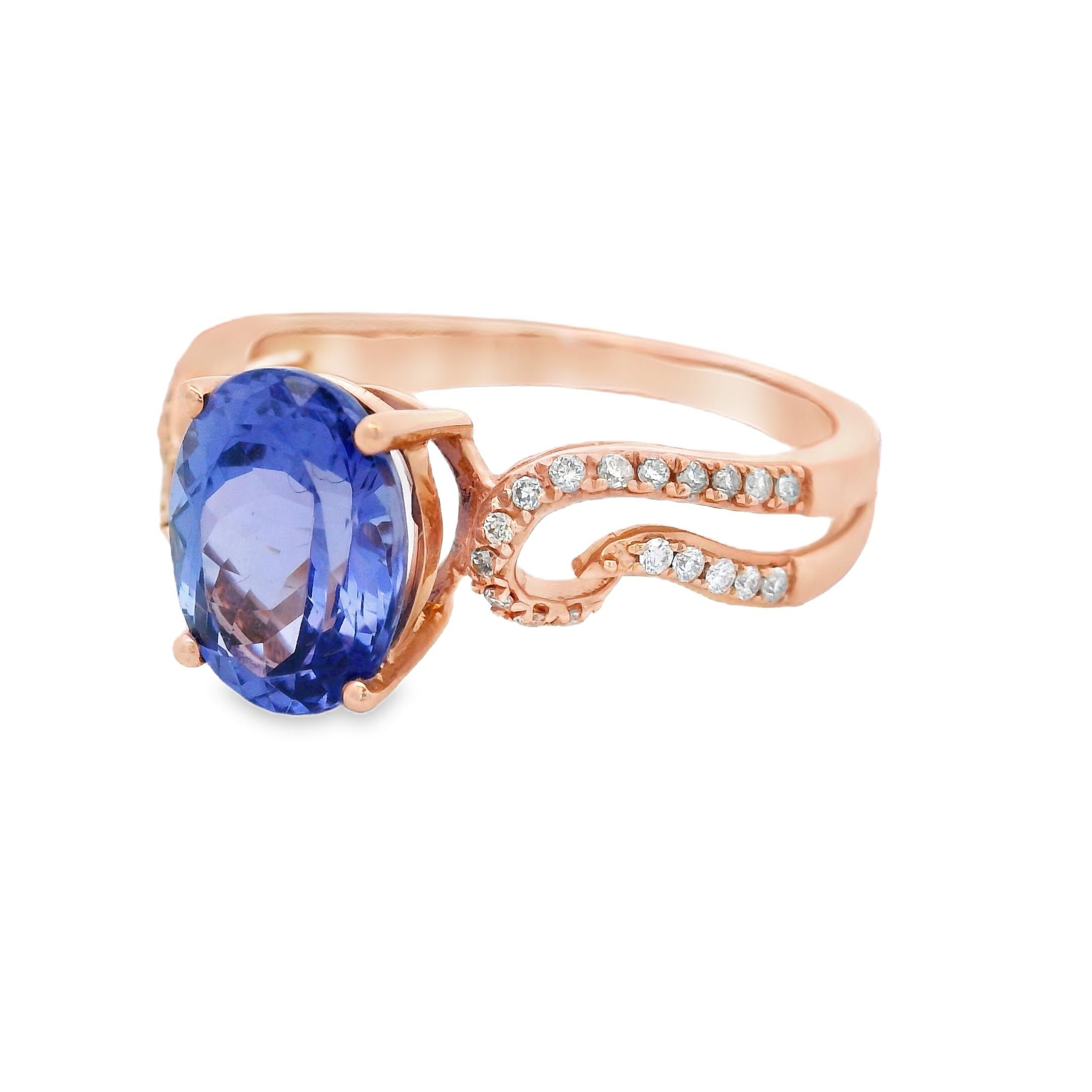 Questo sorprendente anello da cocktail mette in mostra una tanzanite ovale da 2,05 carati, con dimensioni 9x7 mm, incastonata in oro rosa 14 carati. La profonda tonalità blu-violacea della pietra centrale è esaltata da un elegante motivo a onda di