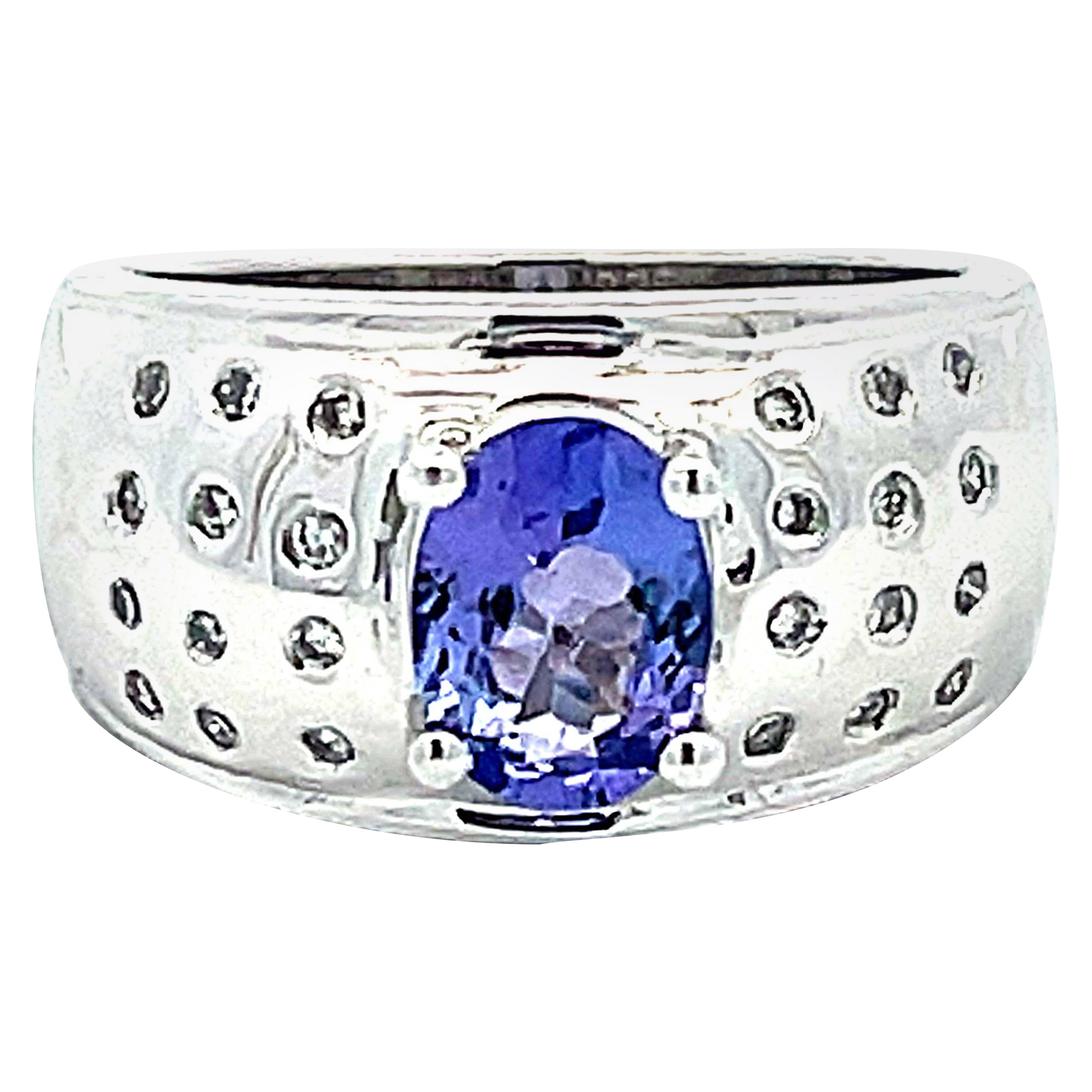 Anello ovale a cupola larga tempestato di tanzaniti e diamanti in platino in vendita