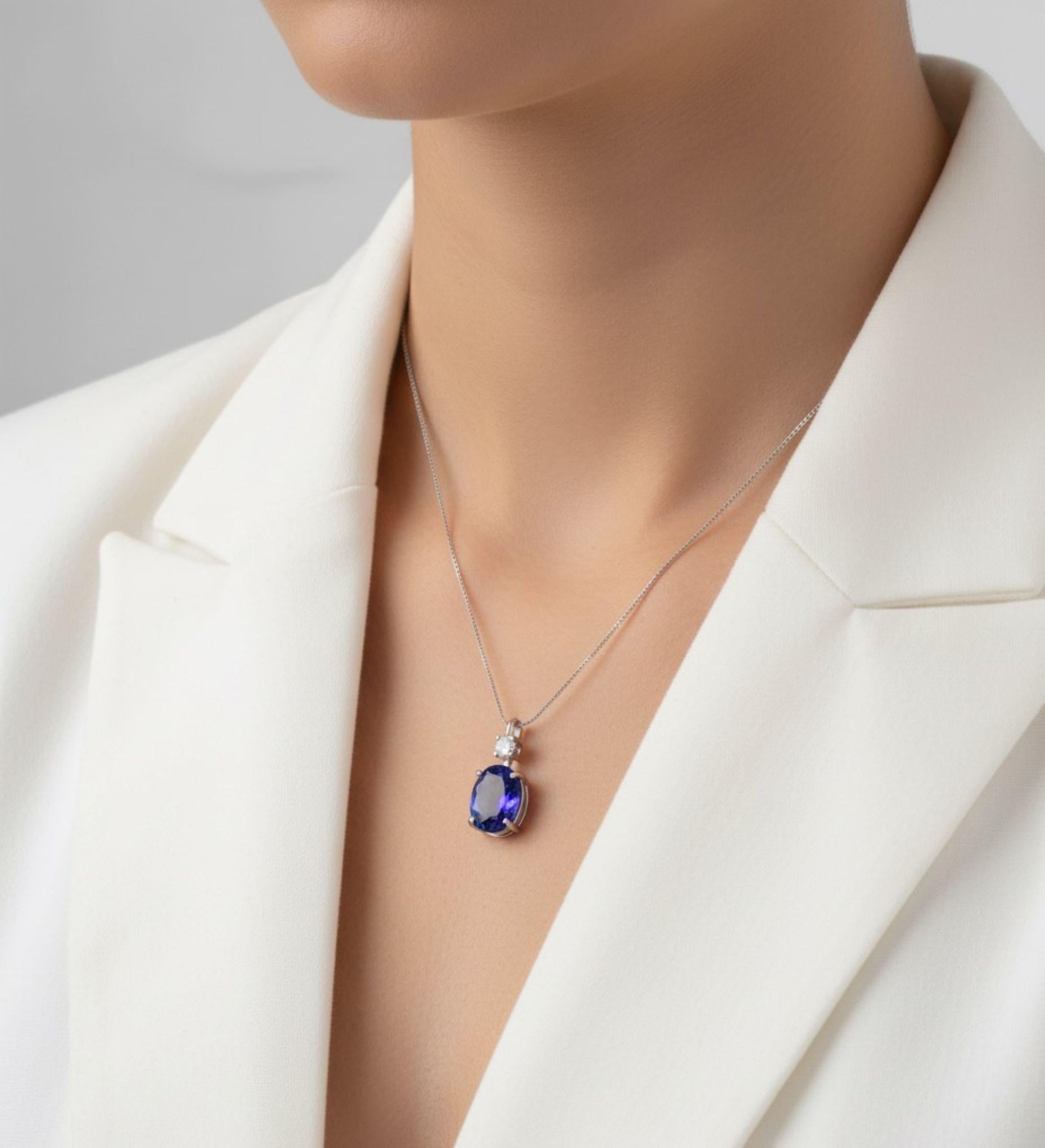 Réalisé en or blanc 18 carats, le sertissage du pendentif met en valeur la beauté de la tanzanite et des diamants. L'attrait intemporel de l'or blanc et sa finition lustrée créent une toile de fond parfaite, mettant en valeur l'éclat des pierres