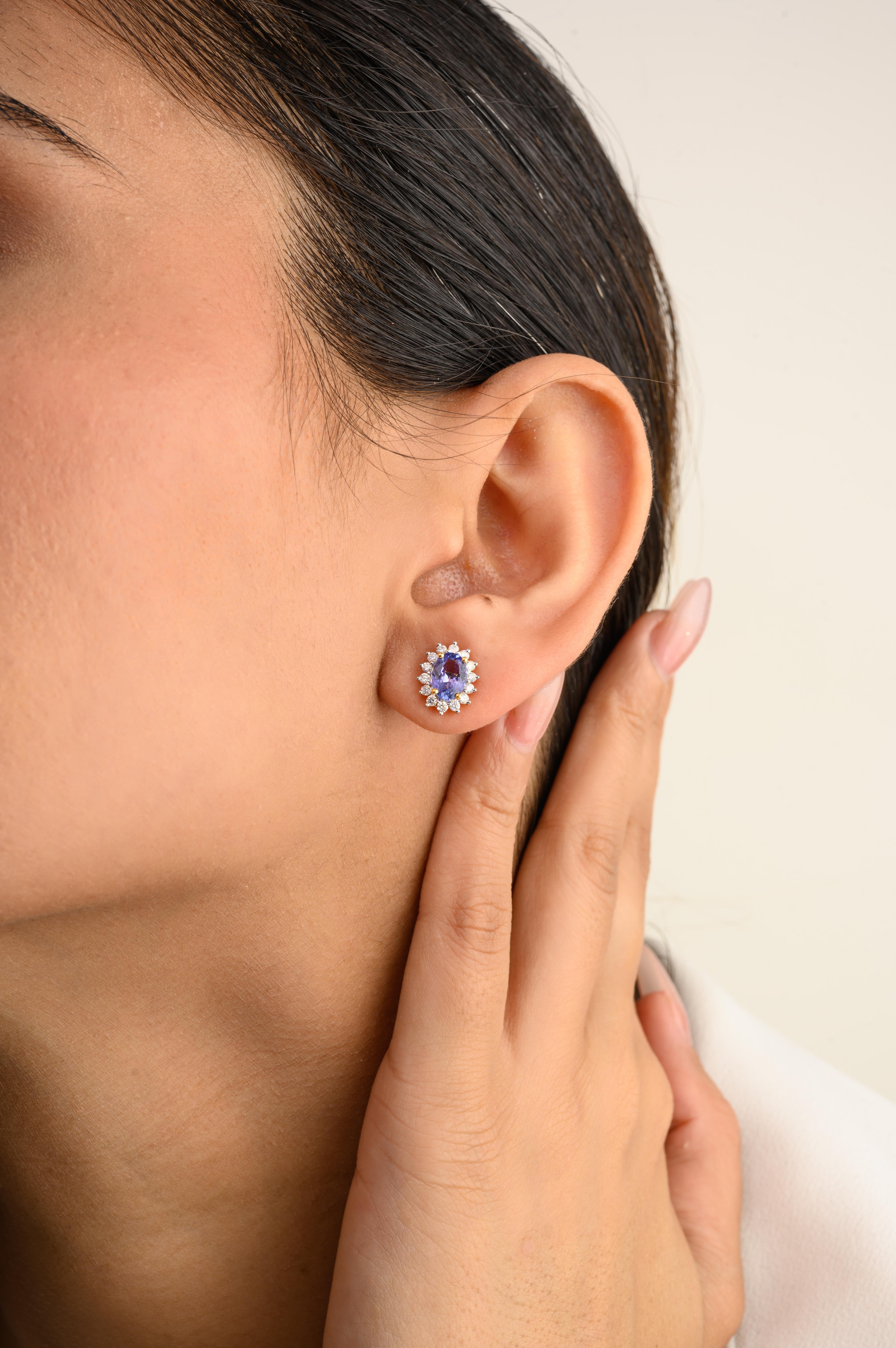 Les boucles d'oreilles ovales en or 14 carats Tanzanite Diamant Halo pour elle vous permettront d'affirmer votre look. Vous aurez besoin de boucles d'oreilles pour affirmer votre look. Ces boucles d'oreilles créent un look étincelant et luxueux avec