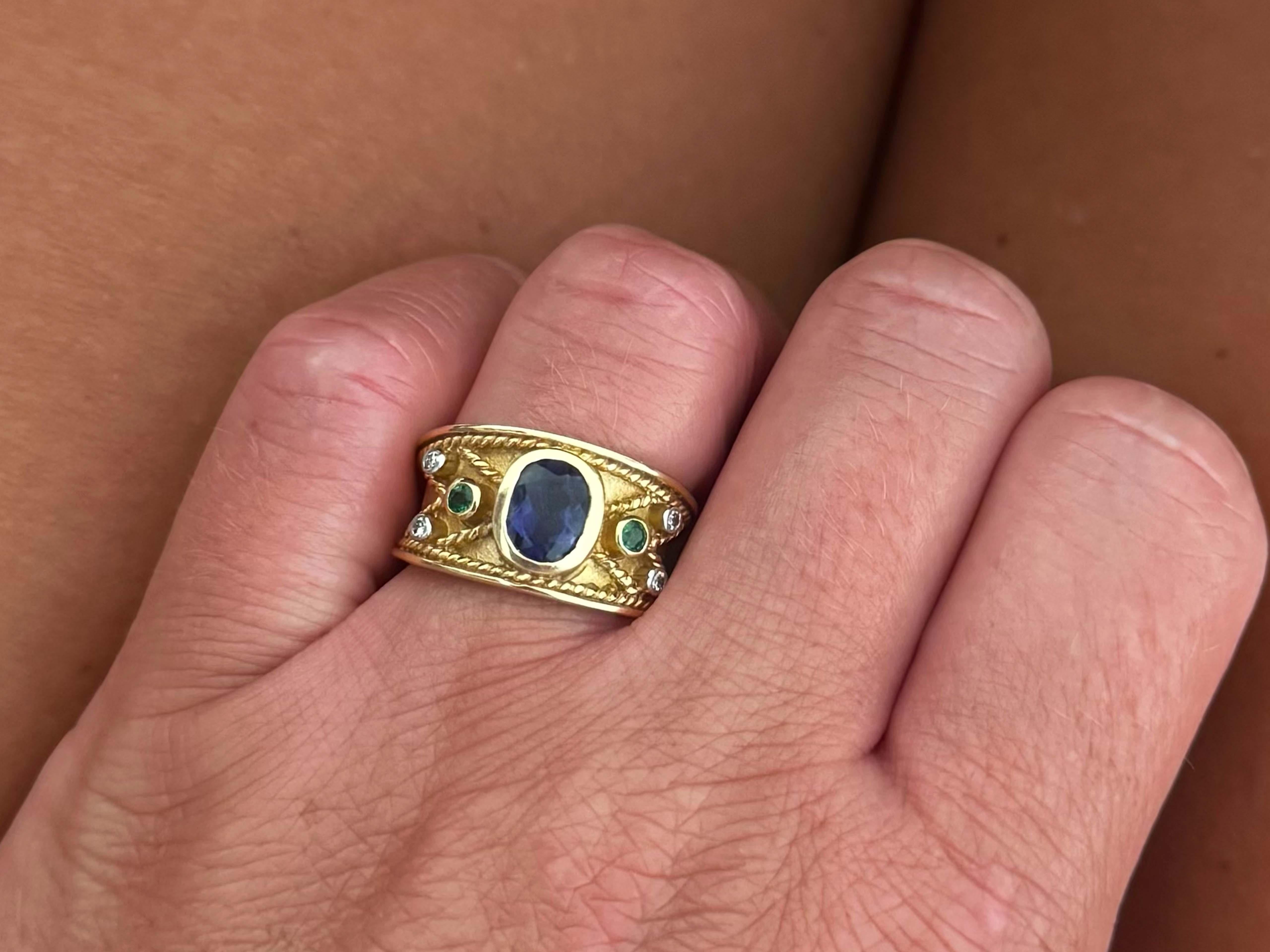 Spécifications de l'anneau :

Métal : Or jaune 14k

Poids total : 7,7 grammes

Nombre de tanzanites : 1 tanzanite ovale bleu violet 

Dimensions de la tanzanite : ~7.5 mm x 5.8 mm x 3.3 mm

Poids en carats de la tanzanite : ~0,89 carats

Nombre de