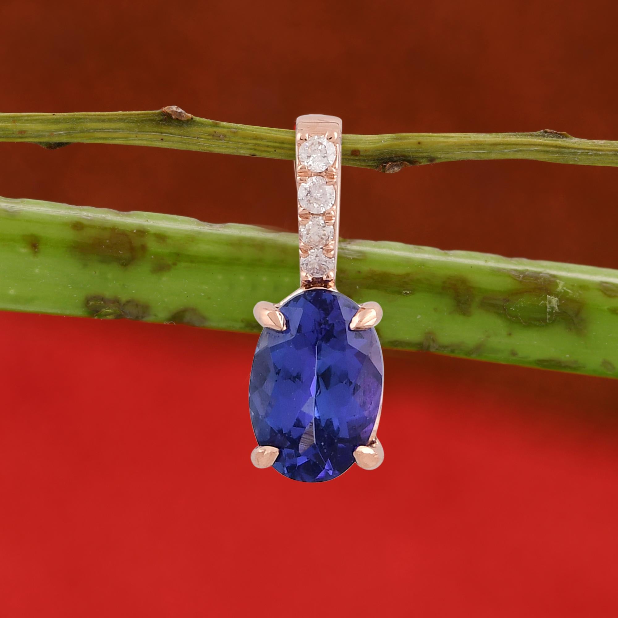 Moderno Ciondolo ovale con gemma di tanzanite, ciondolo con pavé di diamanti, gioielli in oro rosa 18 carati in vendita
