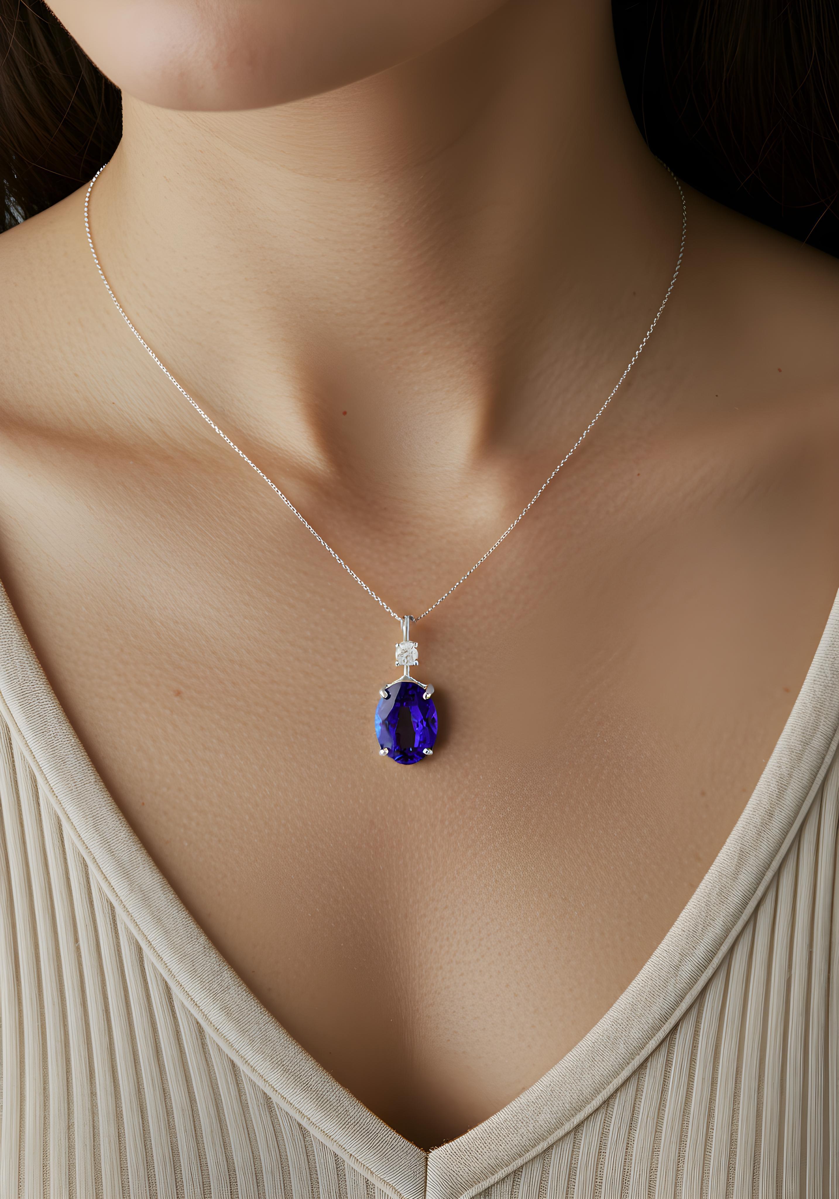 Réalisé en or blanc 18 carats, le sertissage du pendentif met en valeur la beauté de la tanzanite et des diamants. L'attrait intemporel de l'or blanc et sa finition lustrée créent une toile de fond parfaite, mettant en valeur l'éclat des pierres