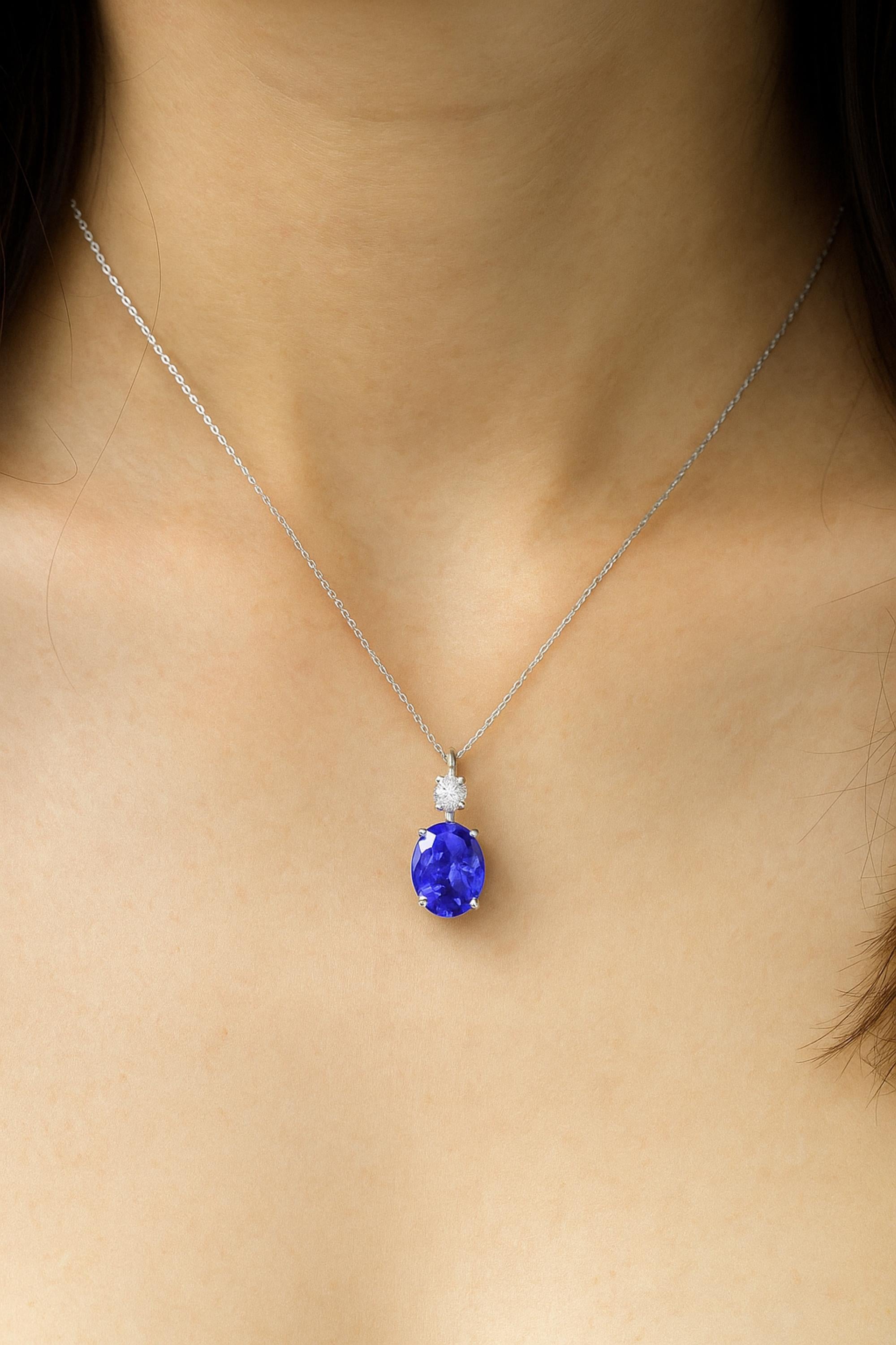 Realizzato in oro bianco 18 carati, la montatura del pendente esalta la bellezza della tanzanite e dei diamanti. Il fascino senza tempo dell'oro bianco e la sua finitura lucente creano uno sfondo perfetto, mettendo in risalto la brillantezza delle