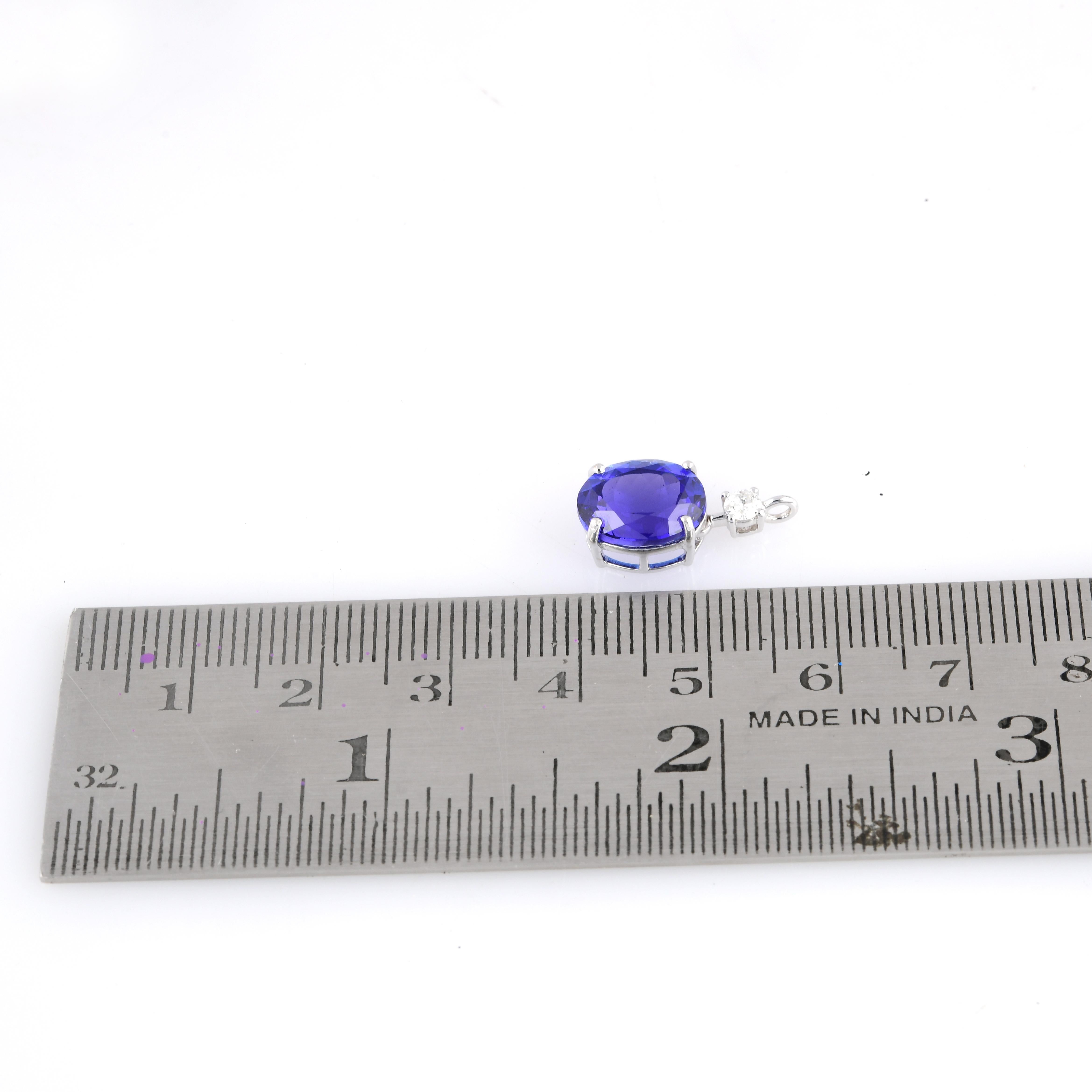 Pendentif ovale Tanzanite Diamant rond Or blanc 18 carats Bijoux artisanaux Neuf - En vente à Diera, Dubai