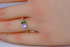 Anello ovale con tanzanite, tsavorite e diamanti in oro 14k.