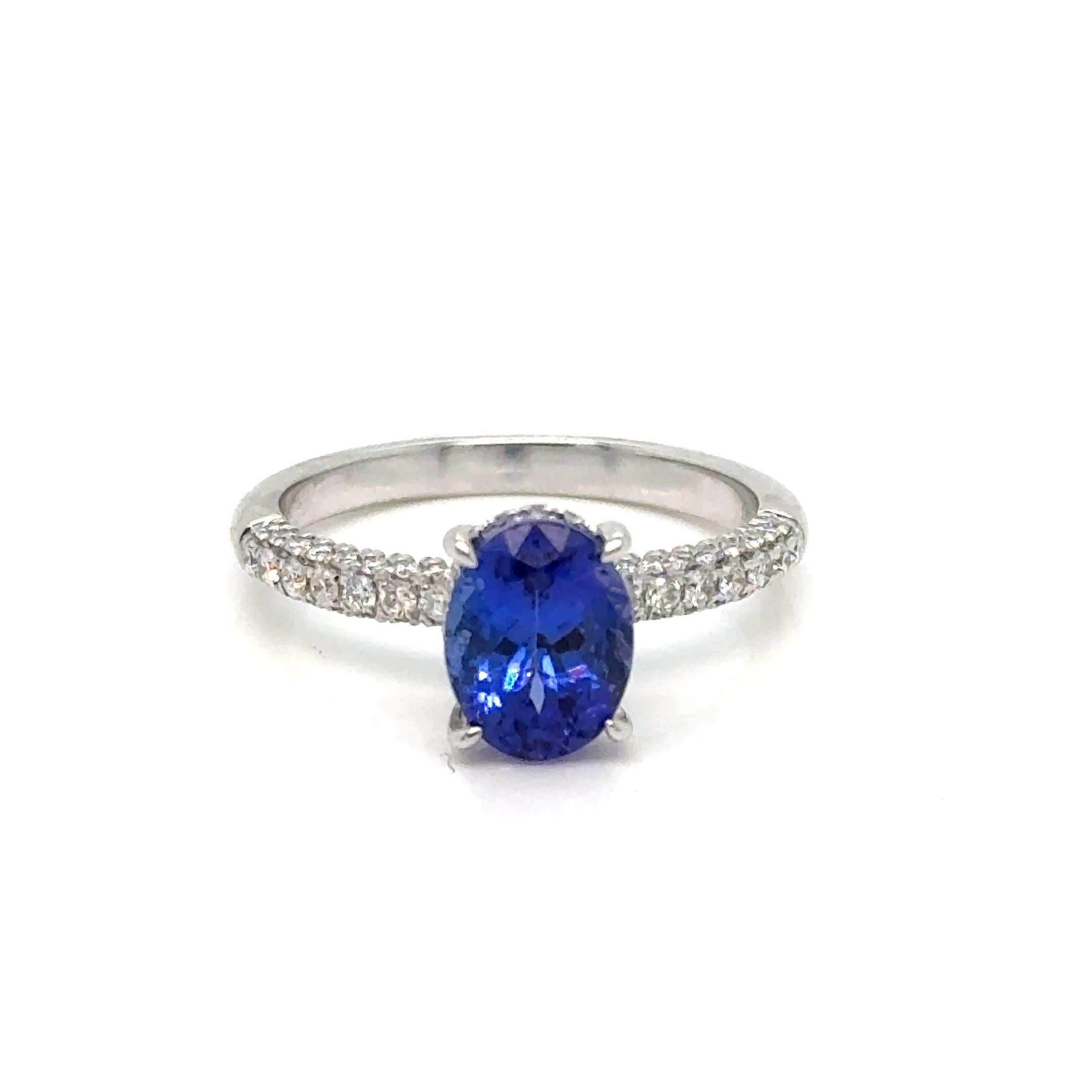Eleganter Tansanit-Ring in ovaler Form, umgeben von einem Diamanten an der Seite.

Sichern Sie sich Ihr Exemplar noch heute: Begrenzter Vorrat verfügbar. Verpassen Sie nicht die Chance, sich Ihren Tansanit-Diamantring noch heute zu sichern. Es ist