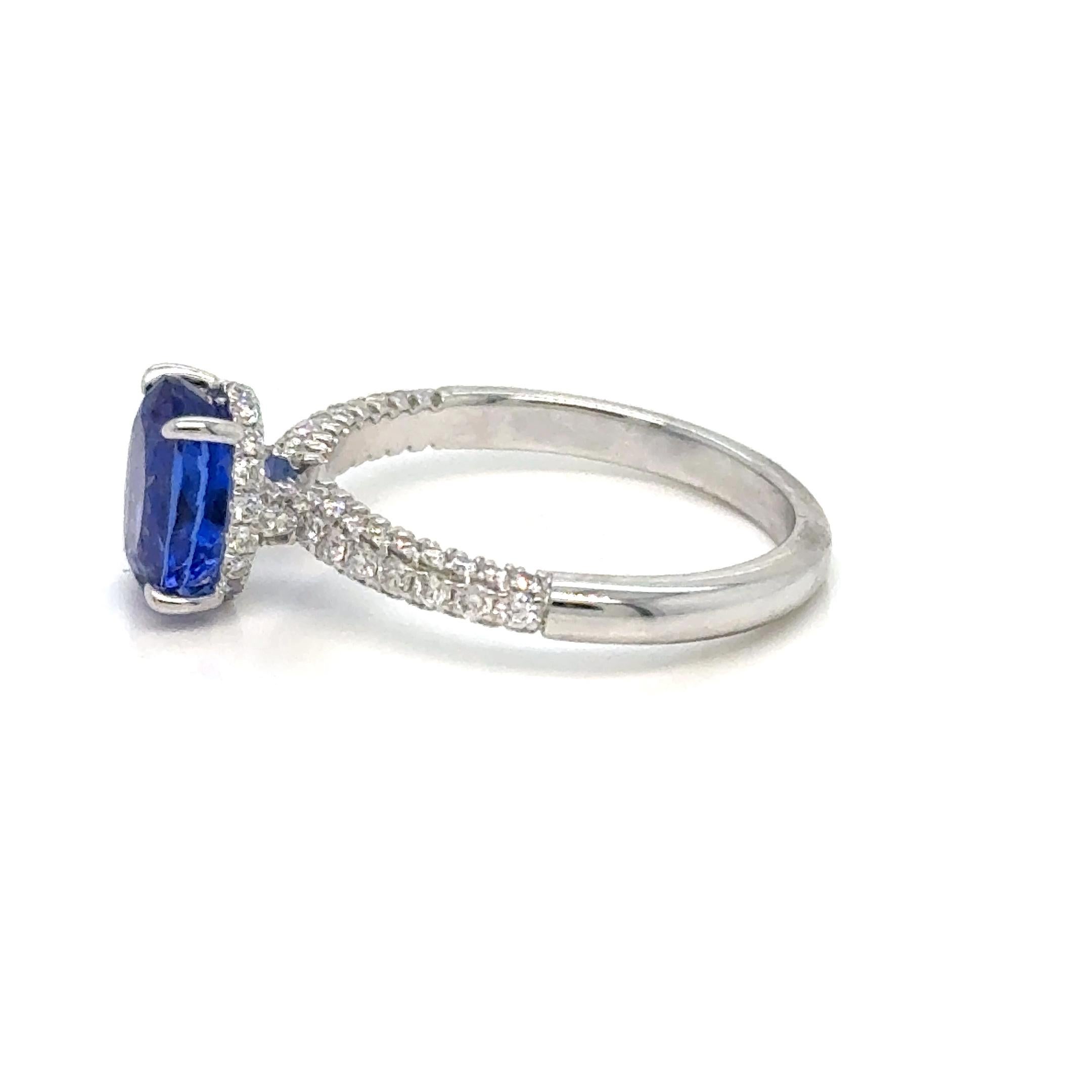 Ovaler Tansanit mit Diamantring aus 14 Karat Weißgold (Moderne) im Angebot