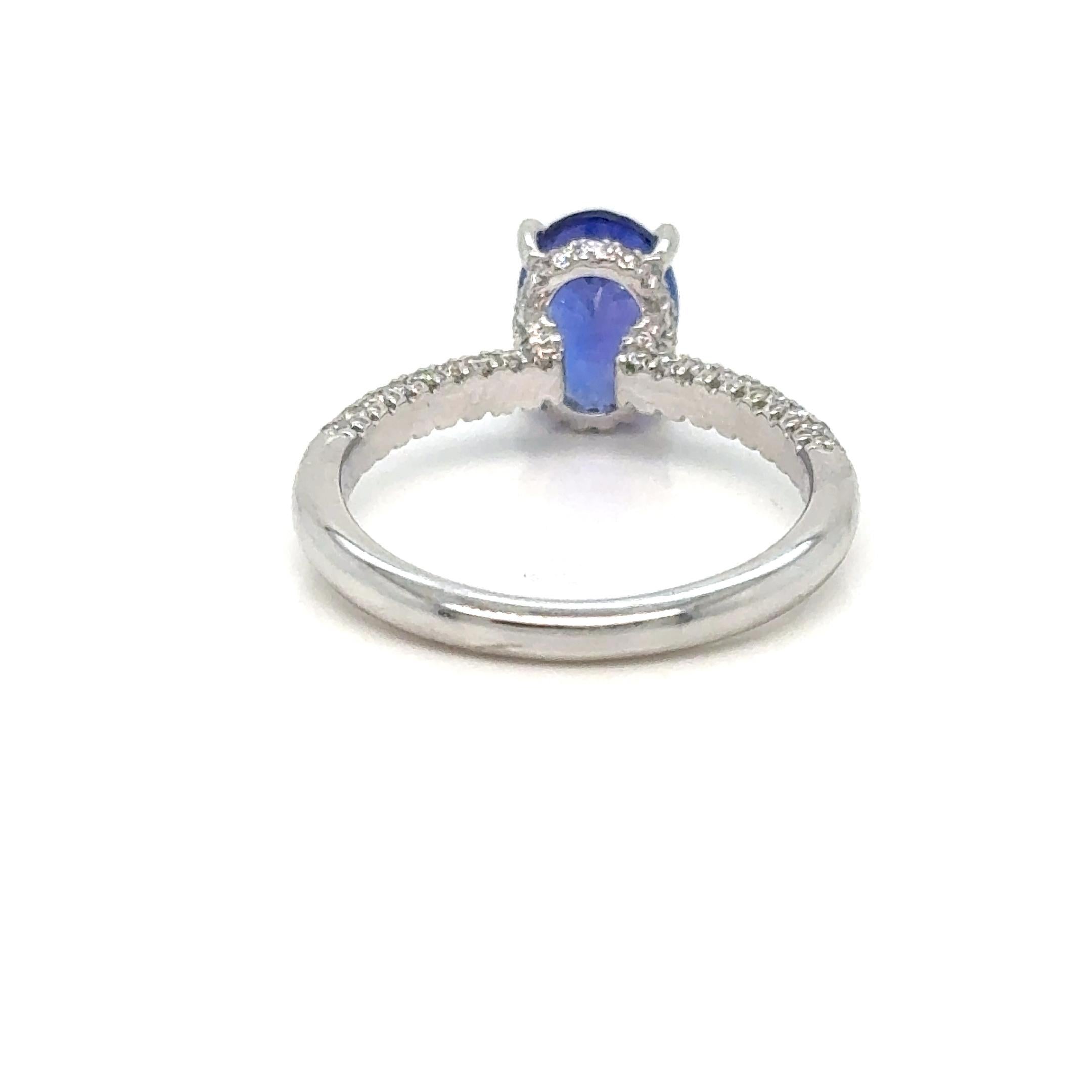 Ovaler Tansanit mit Diamantring aus 14 Karat Weißgold (Ovalschliff) im Angebot