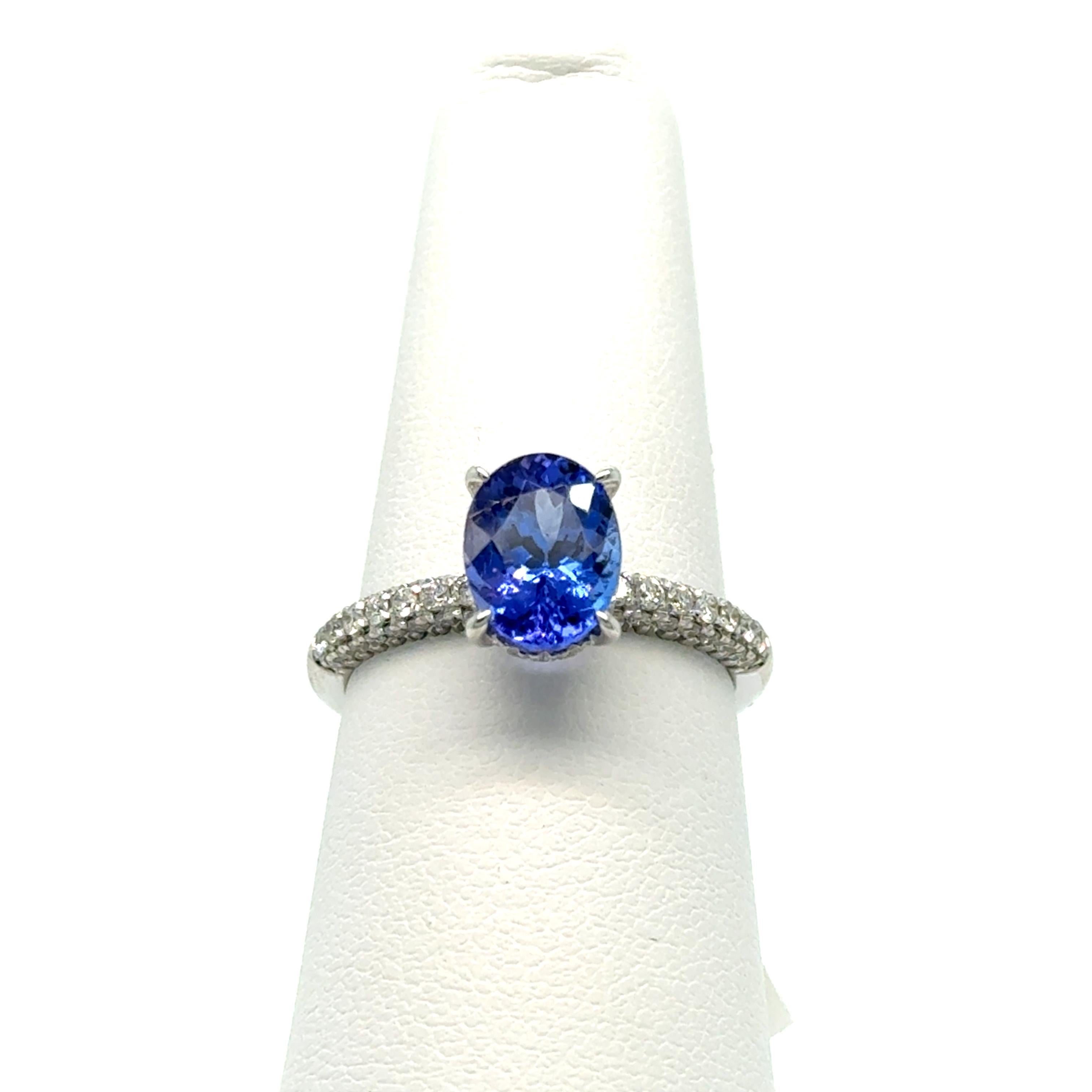 Ovaler Tansanit mit Diamantring aus 14 Karat Weißgold Damen im Angebot