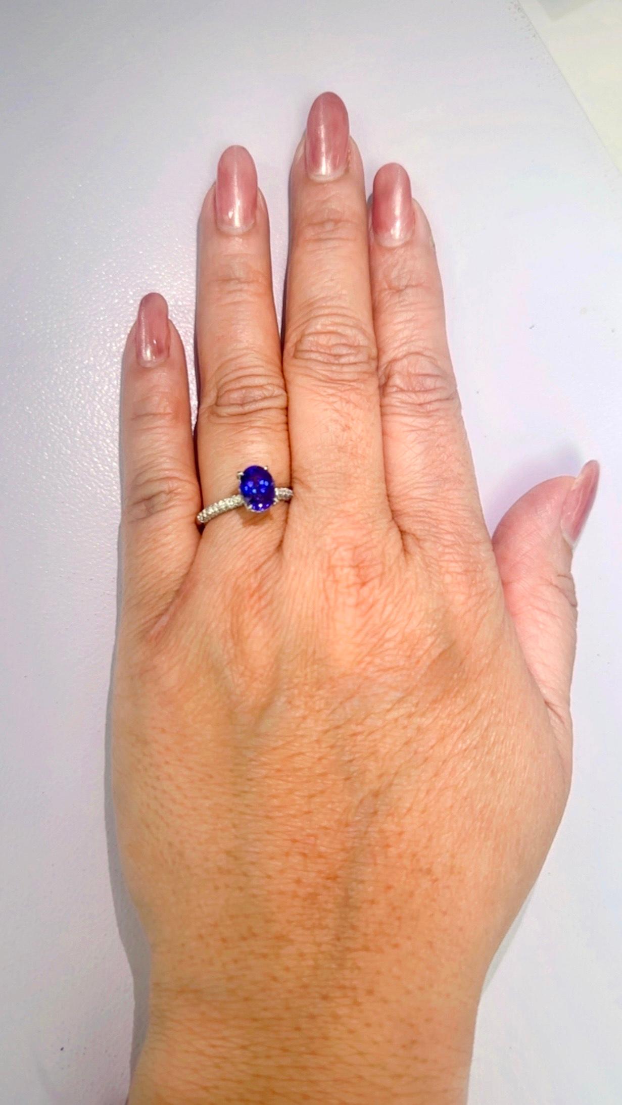 Ovaler Tansanit mit Diamantring aus 14 Karat Weißgold im Angebot 1