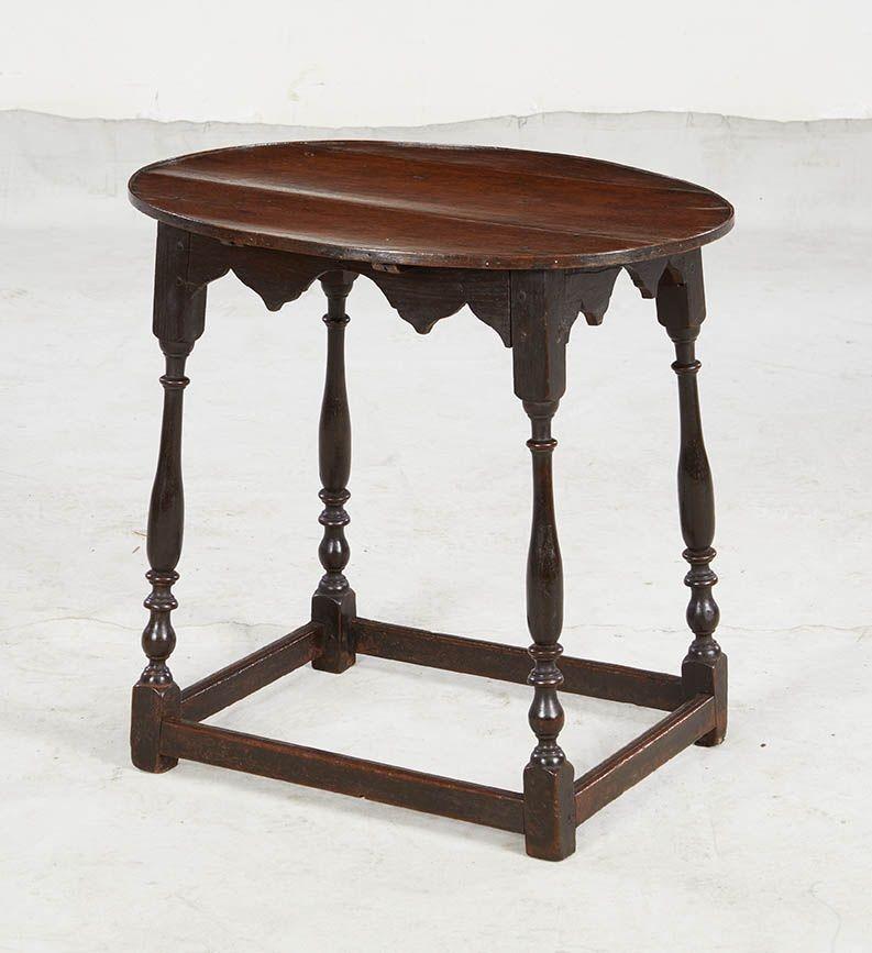 Table de taverne en chêne, à plateau ovale et bordure en bandeau sur un tablier en forme de silhouette, reposant sur quatre minces pieds tournés en balustre, disposés à des angles rentrants et reliés par un châssis bas à section carrée. Bonne