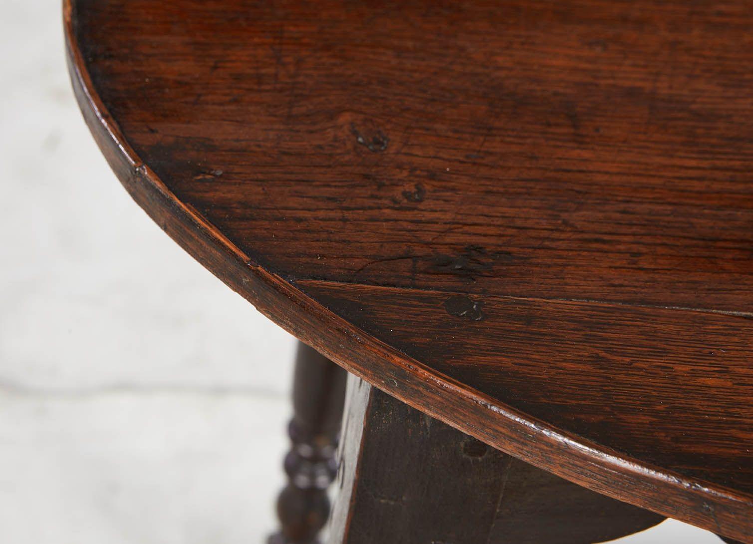 Anglais Table de taverne ovale avec tablier Silhouette en vente