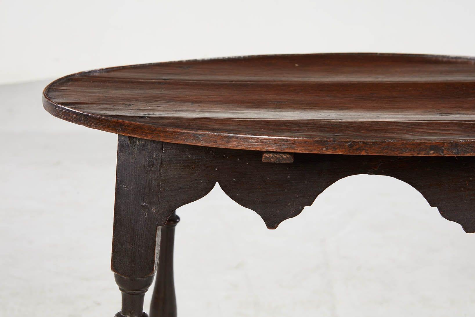 Table de taverne ovale avec tablier Silhouette Bon état - En vente à Greenwich, CT