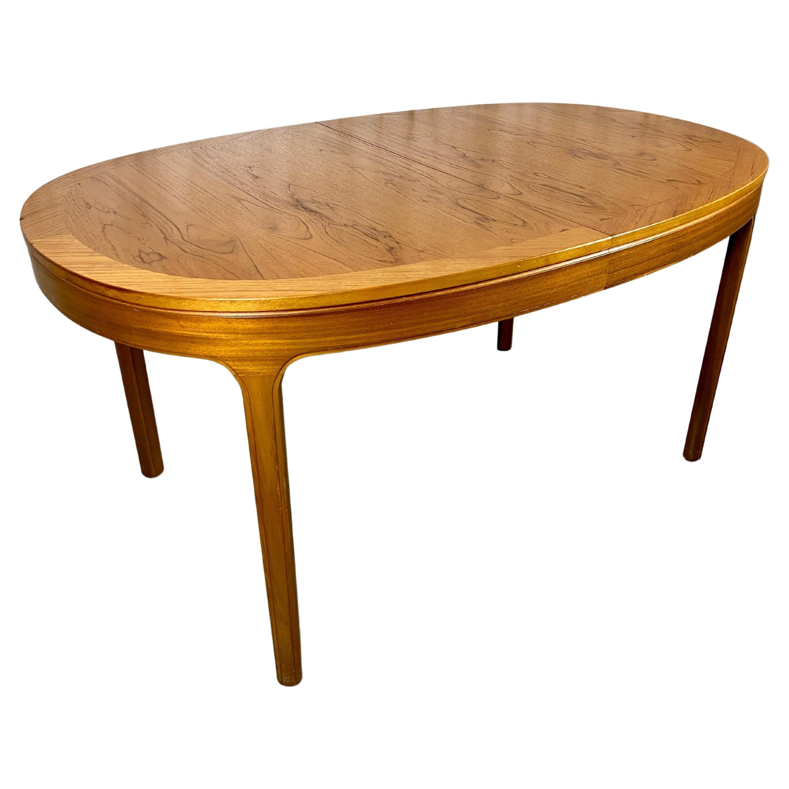 Table de salle à manger ovale en teck par Nathan Furniture en vente